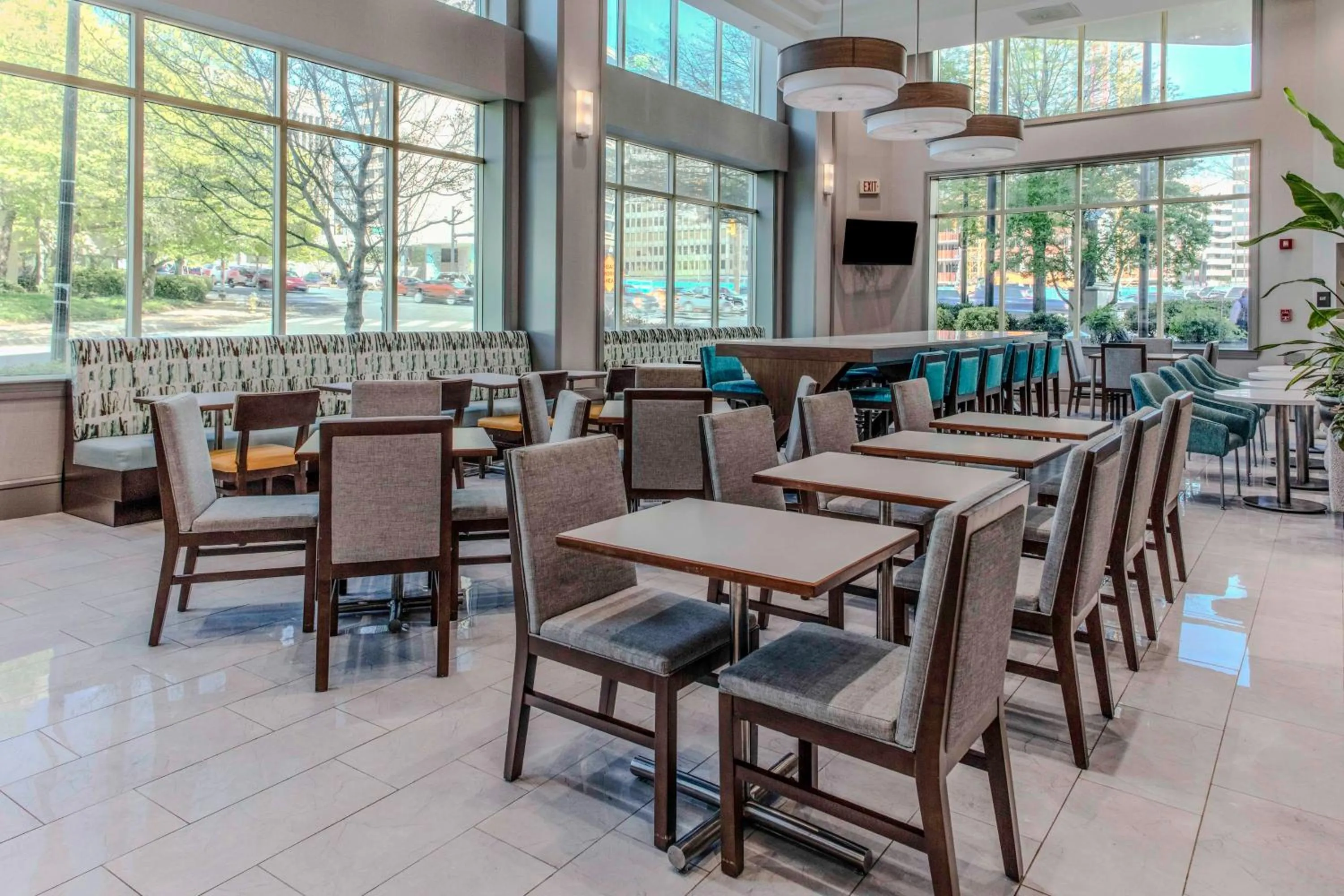 Breakfast in Hampton Inn & Suites Arlington Crystal City DCA