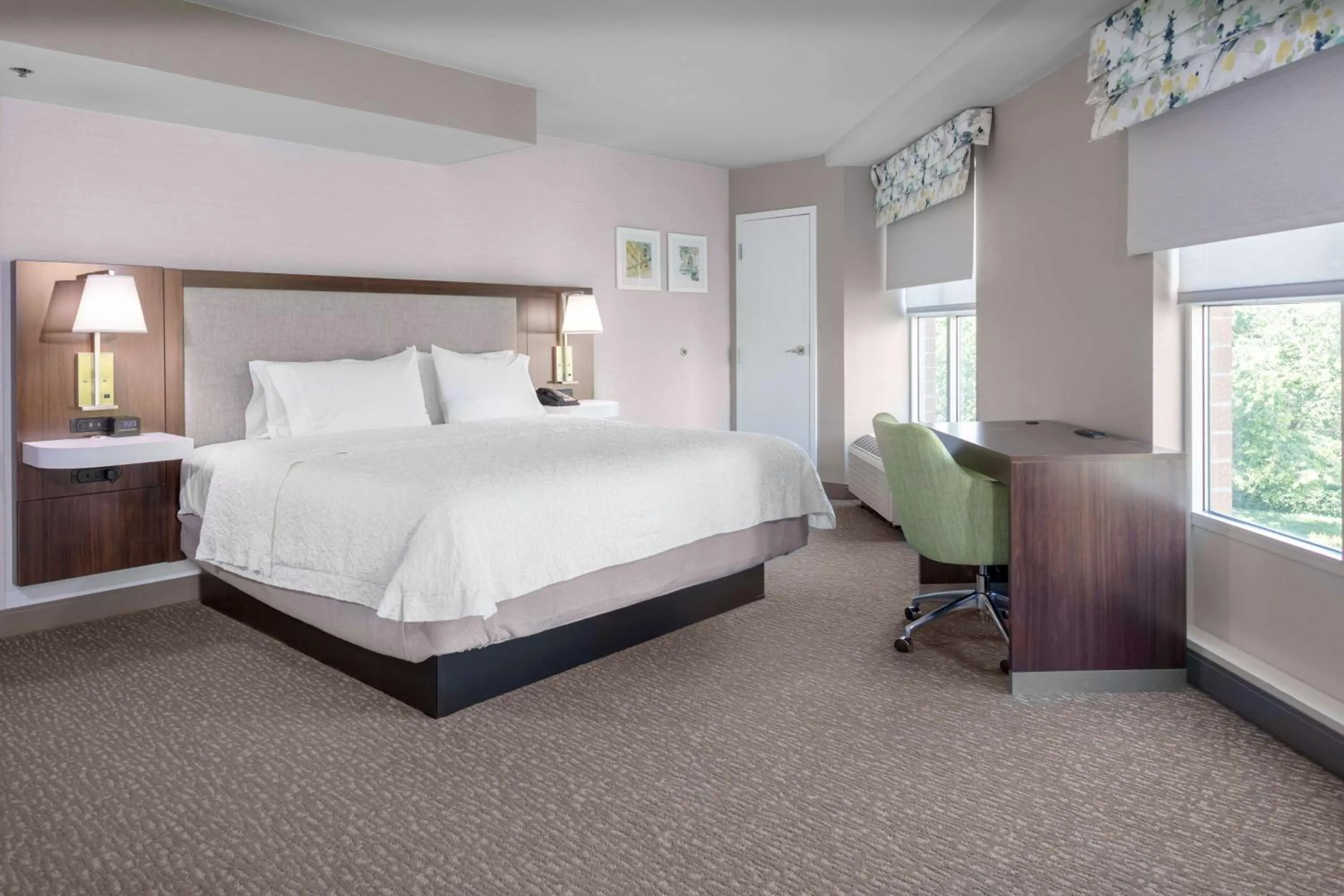 Bedroom, Bed in Hampton Inn & Suites Arlington Crystal City DCA