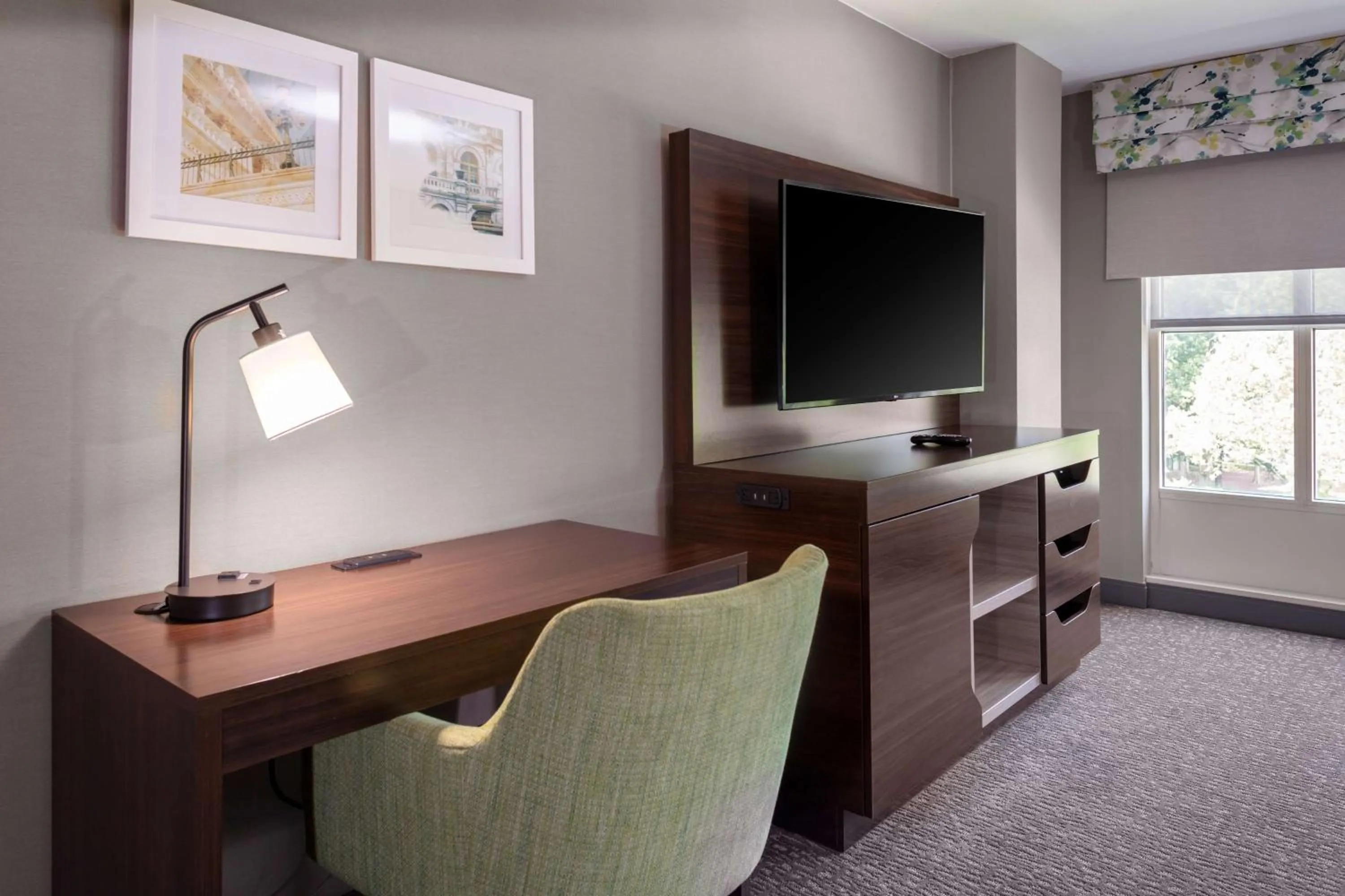 Bedroom in Hampton Inn & Suites Arlington Crystal City DCA