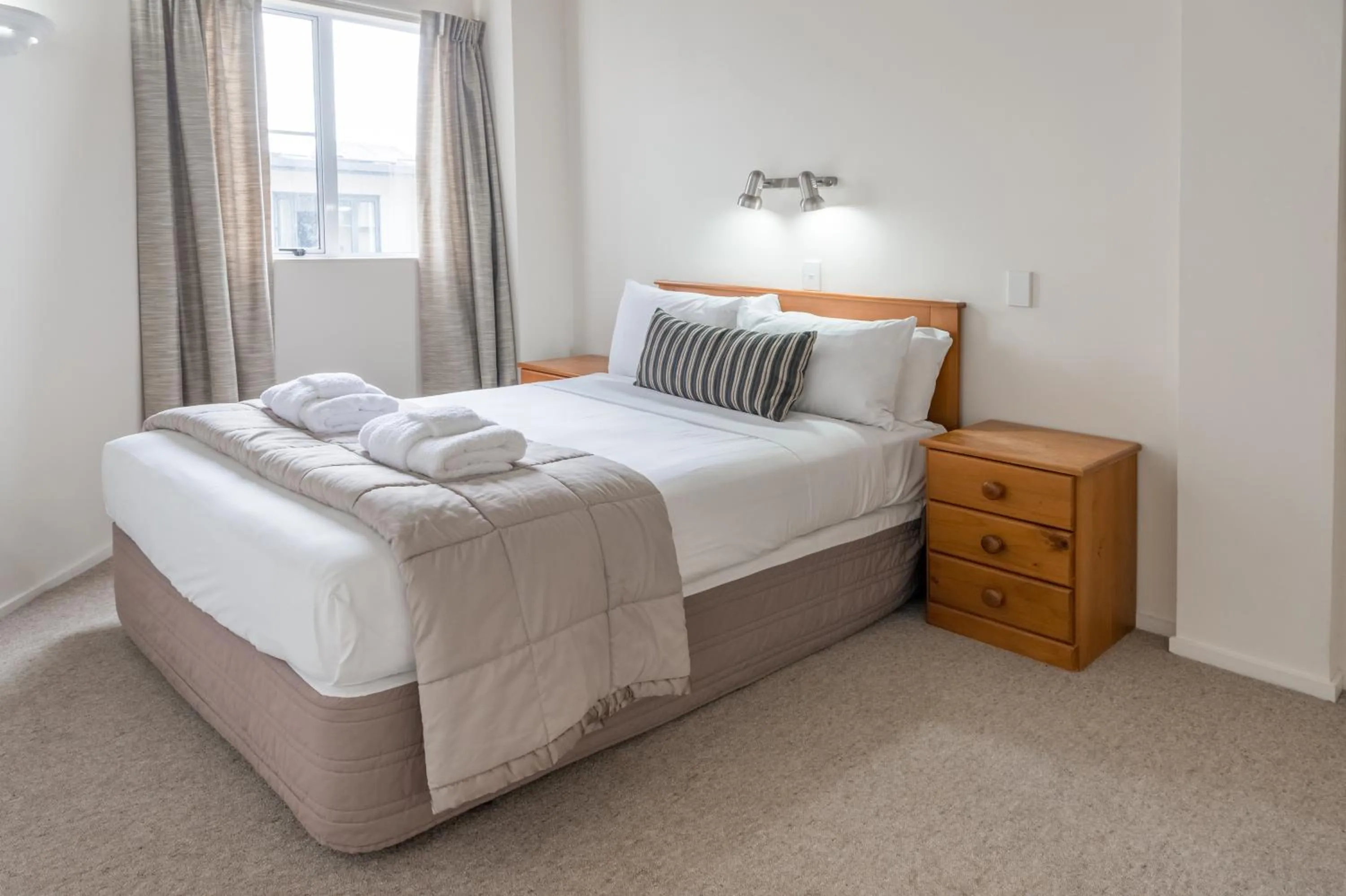 Bedroom, Bed in Courtenay Village