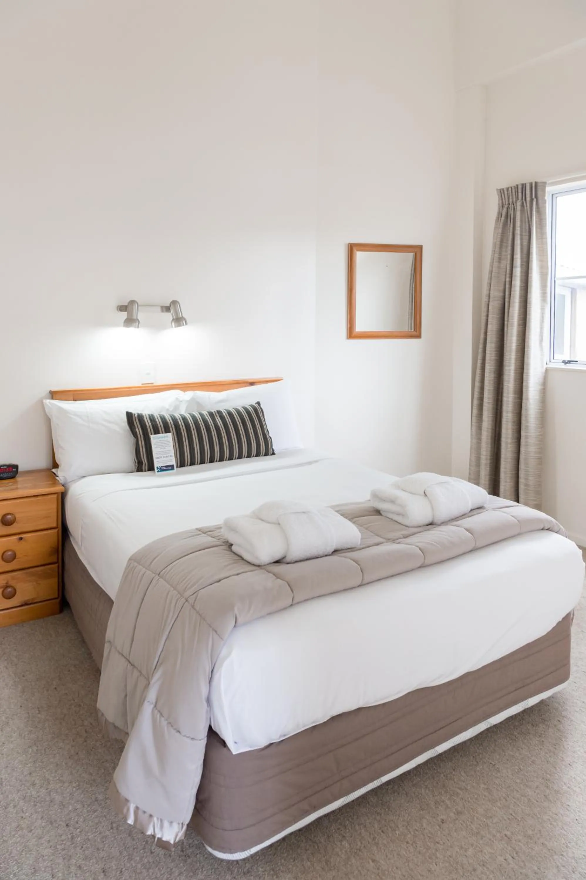 Bedroom, Bed in Courtenay Village