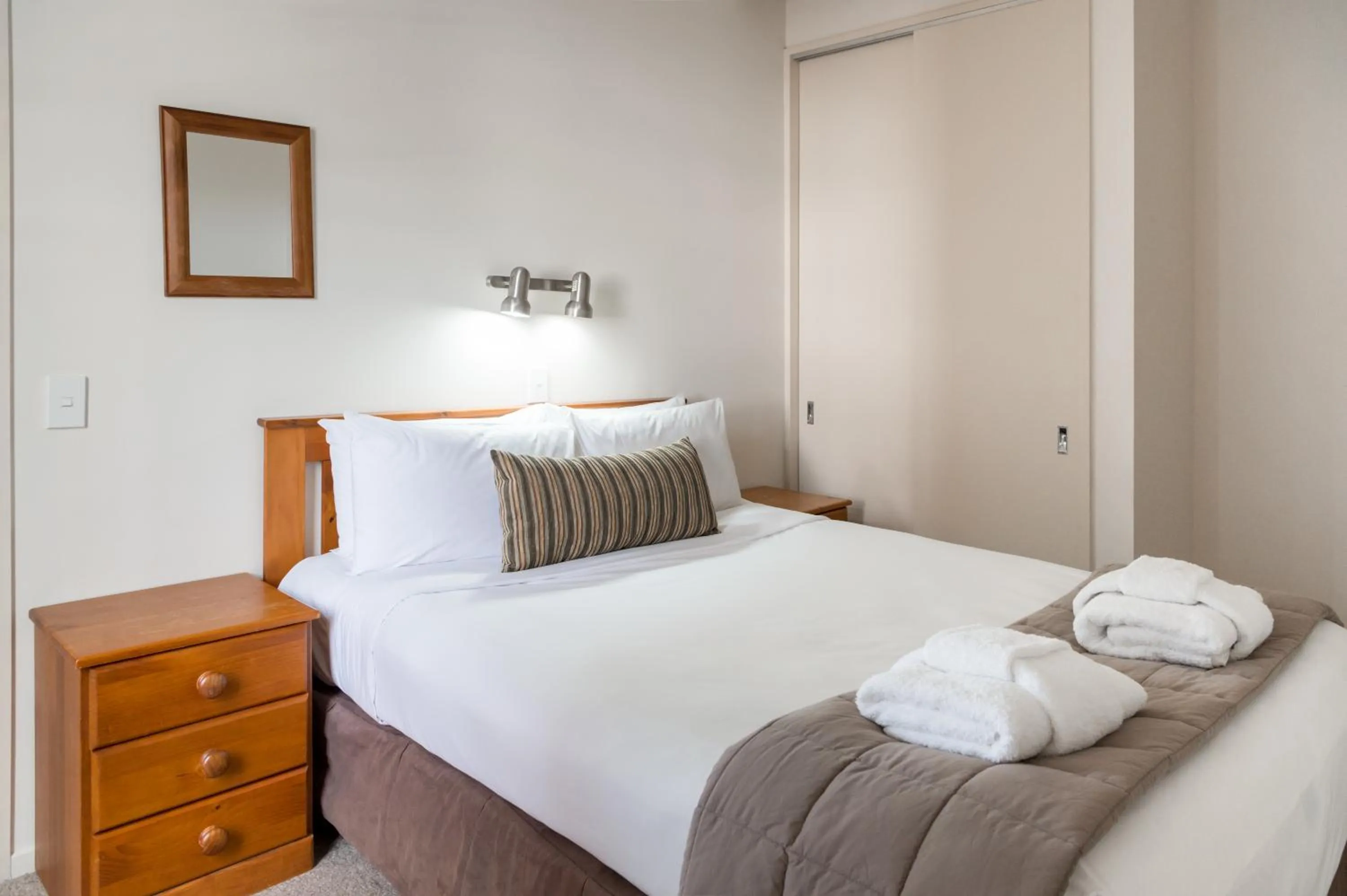 Bedroom, Bed in Courtenay Village