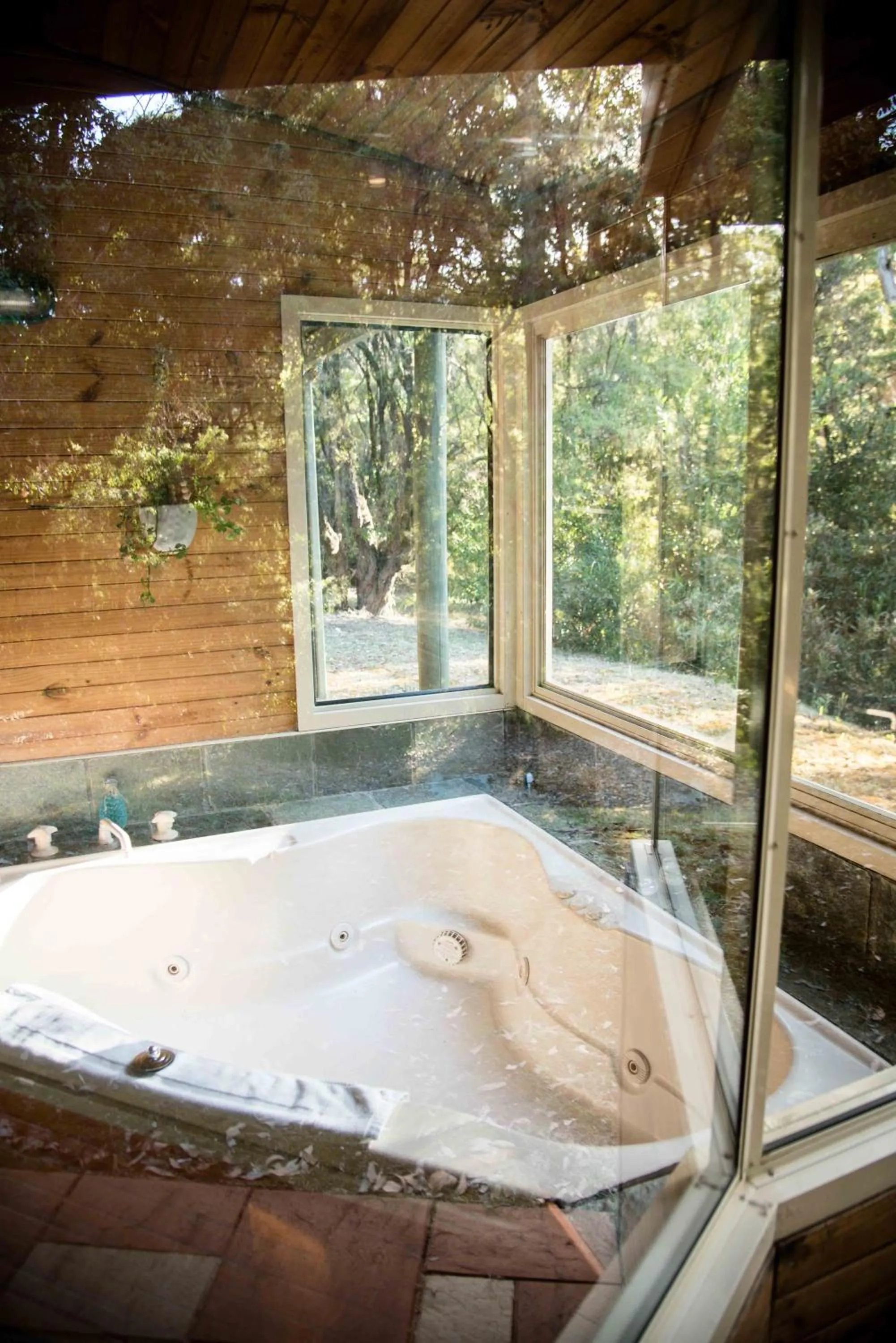 Hot Tub in Harmony Forest Cottages & Lake side Lodge