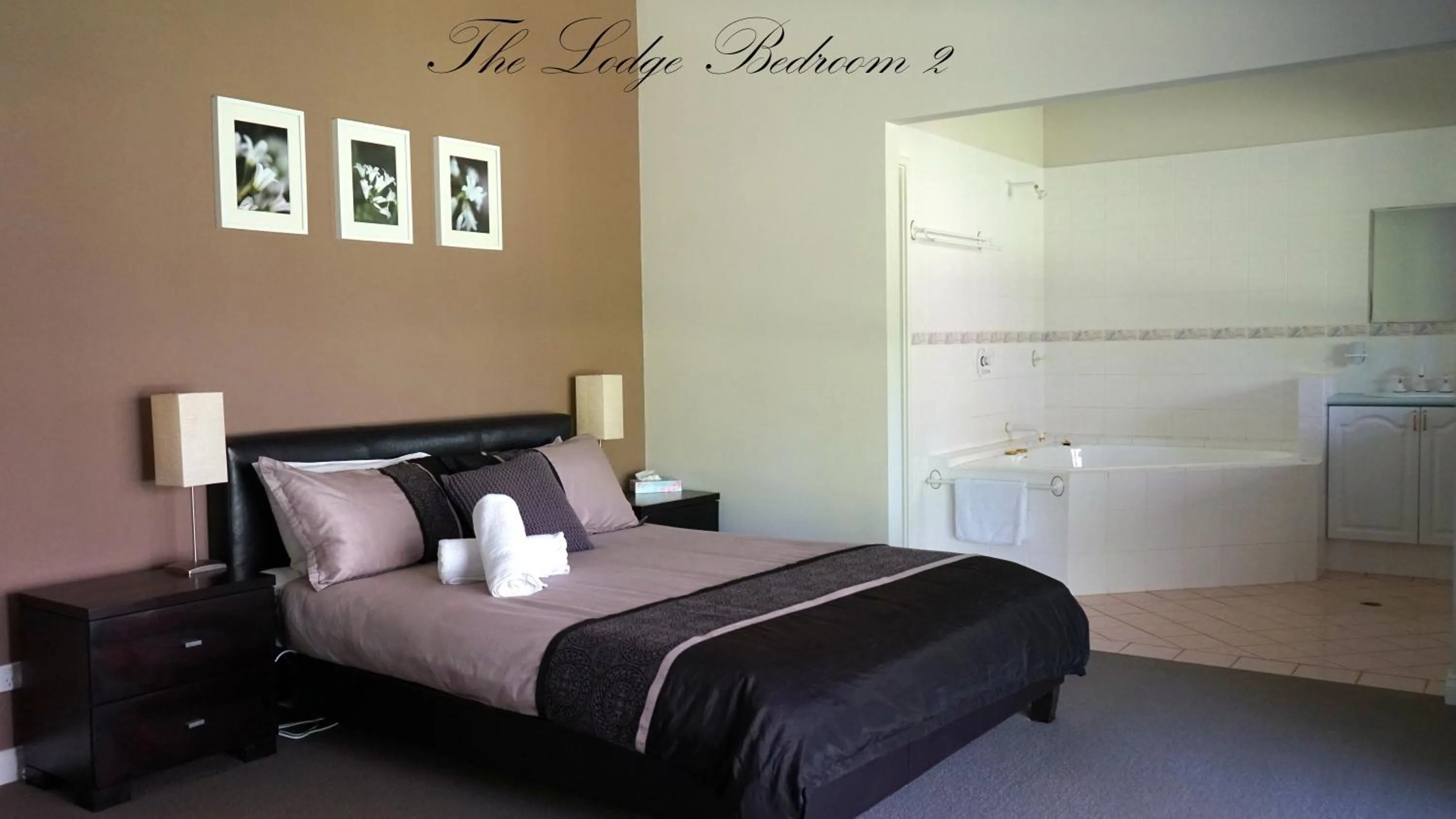 Bed in Harmony Forest Cottages & Lake side Lodge