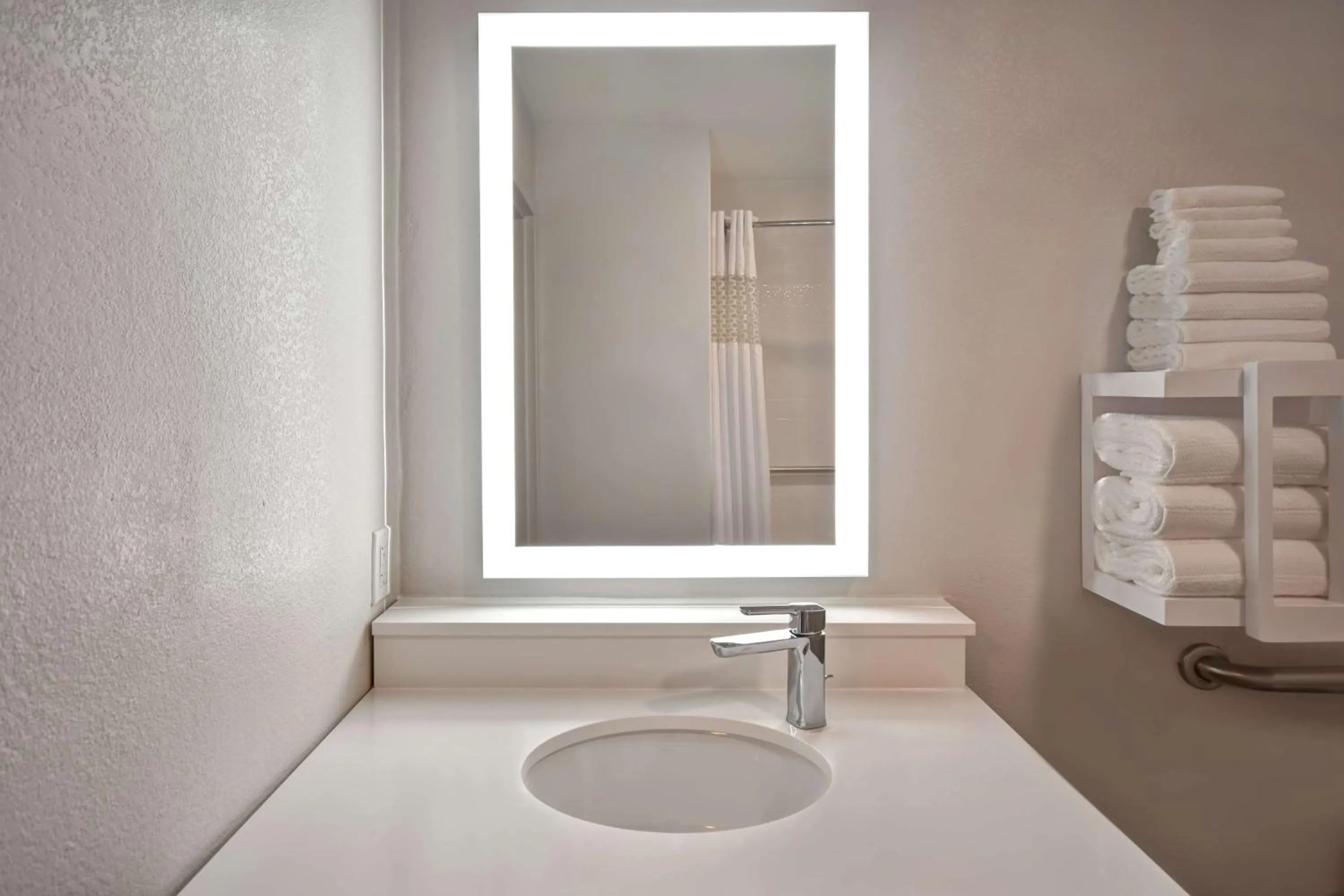 Bathroom in Hampton Inn Potomac Mills Woodbridge