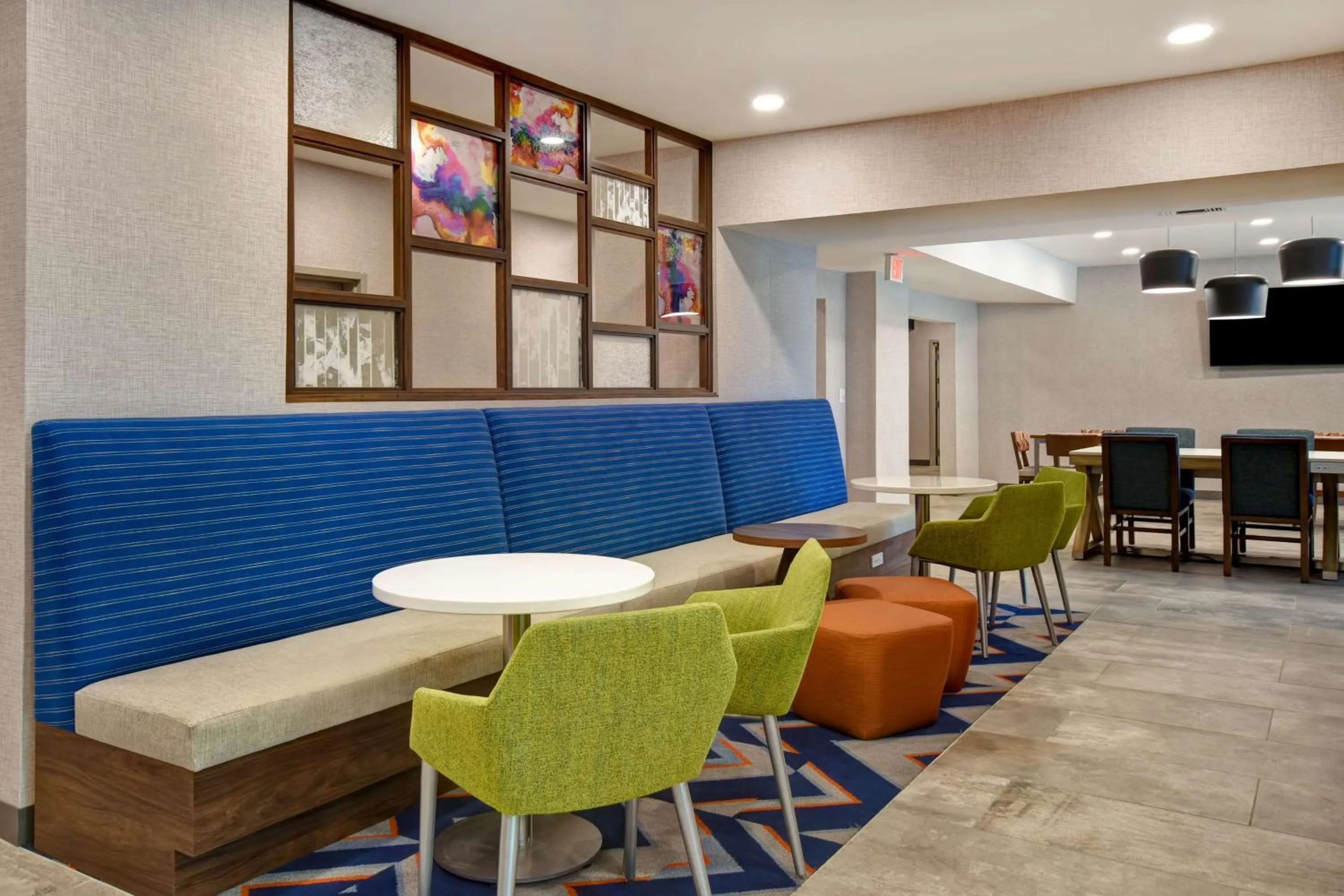 Dining area in Hampton Inn Potomac Mills Woodbridge