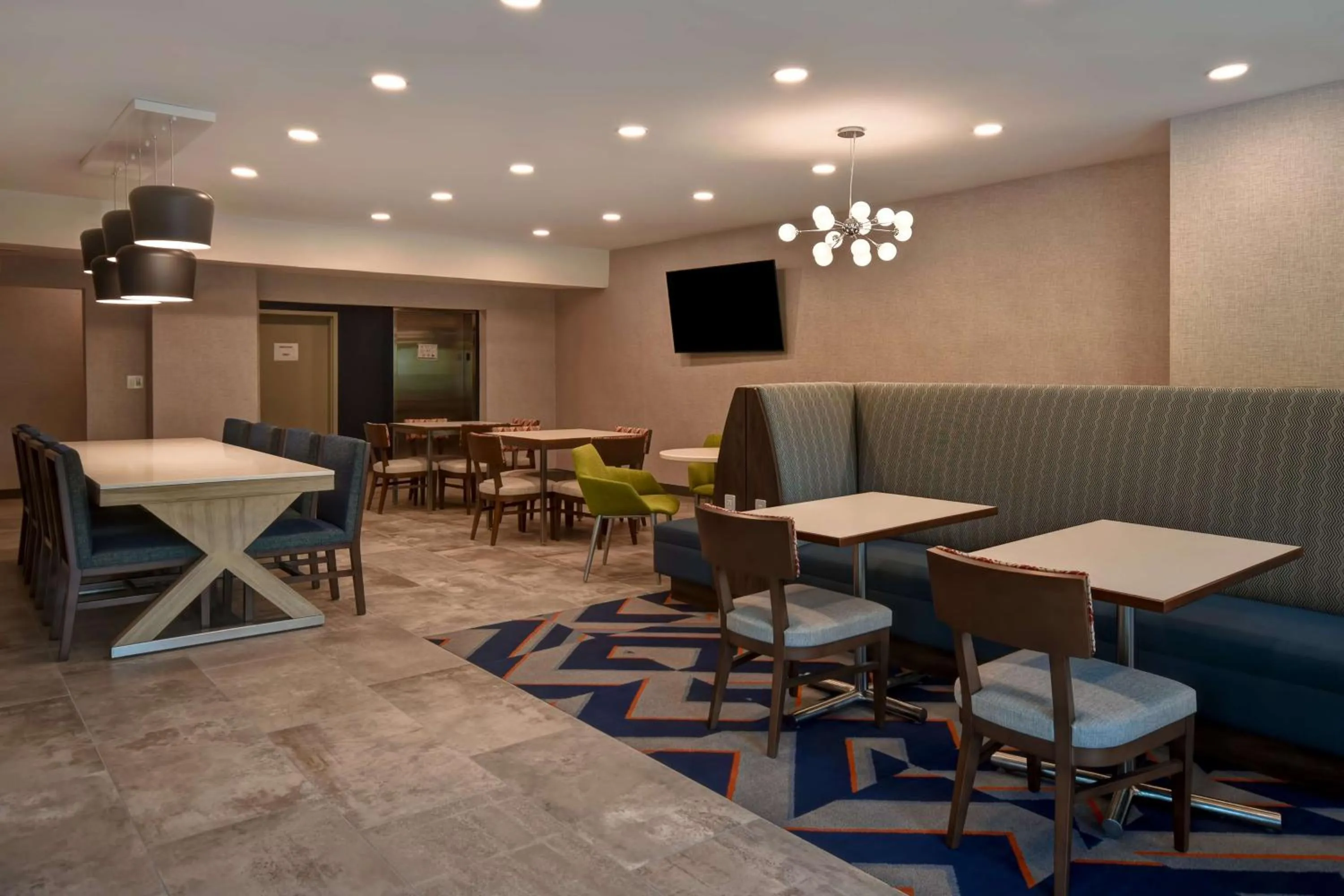 Dining area in Hampton Inn Potomac Mills Woodbridge