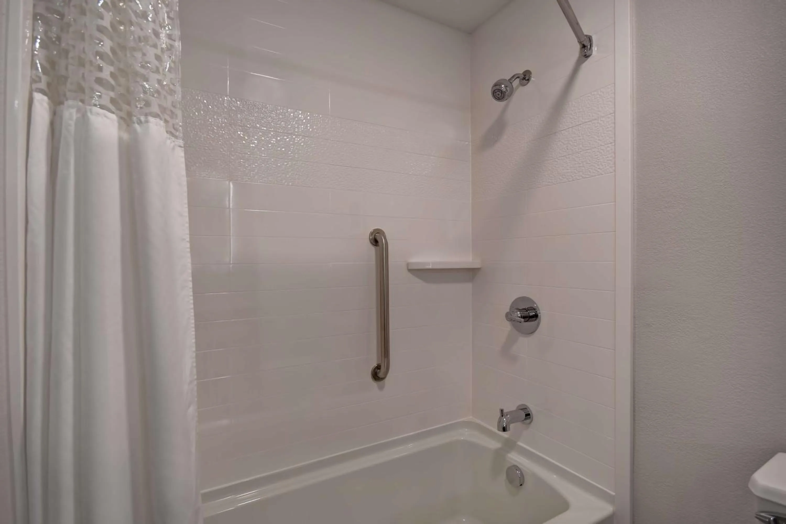 Bathroom in Hampton Inn Potomac Mills Woodbridge