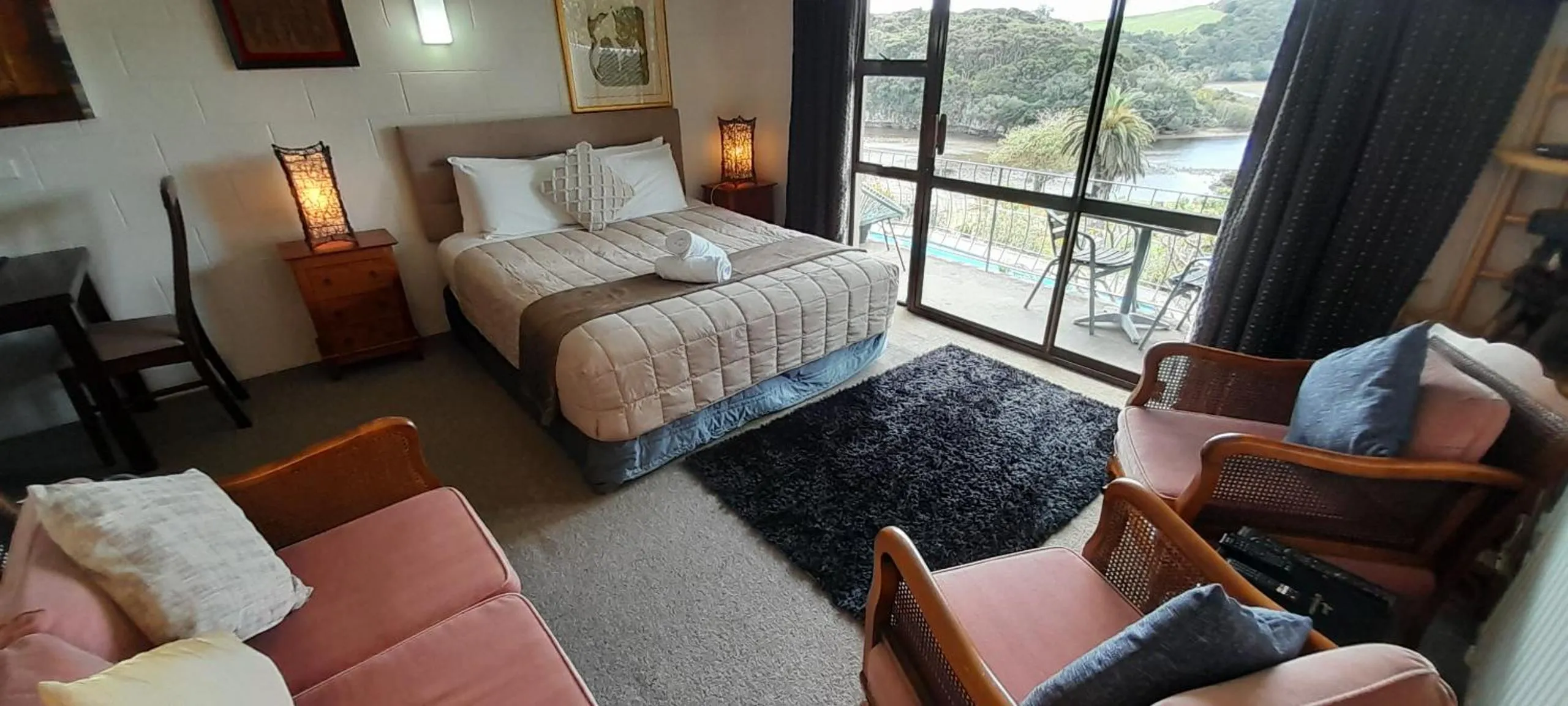 Bed in Waterfalls Estate - Motel & Campground