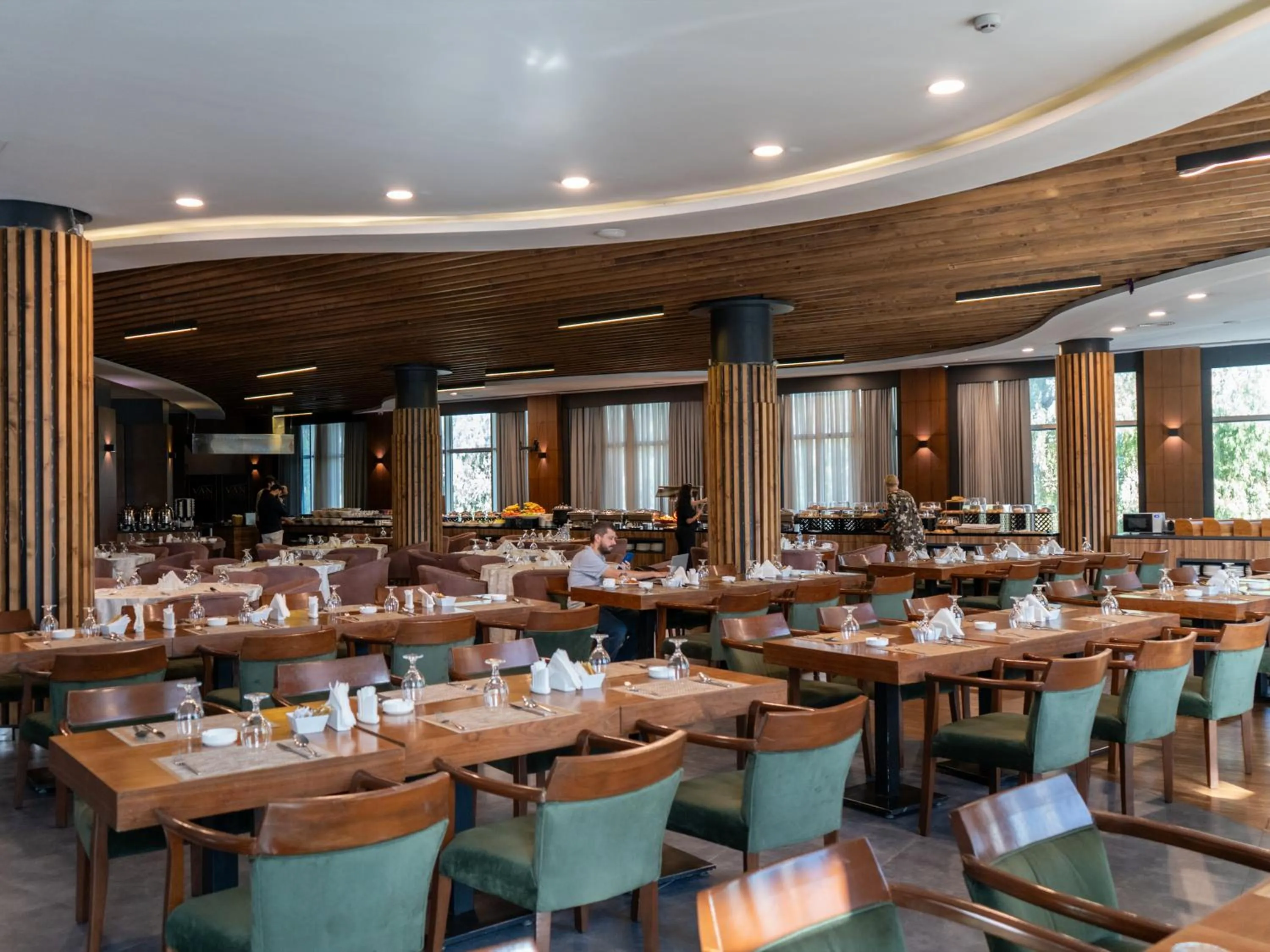 Restaurant/places to eat in Van Royal Hotel