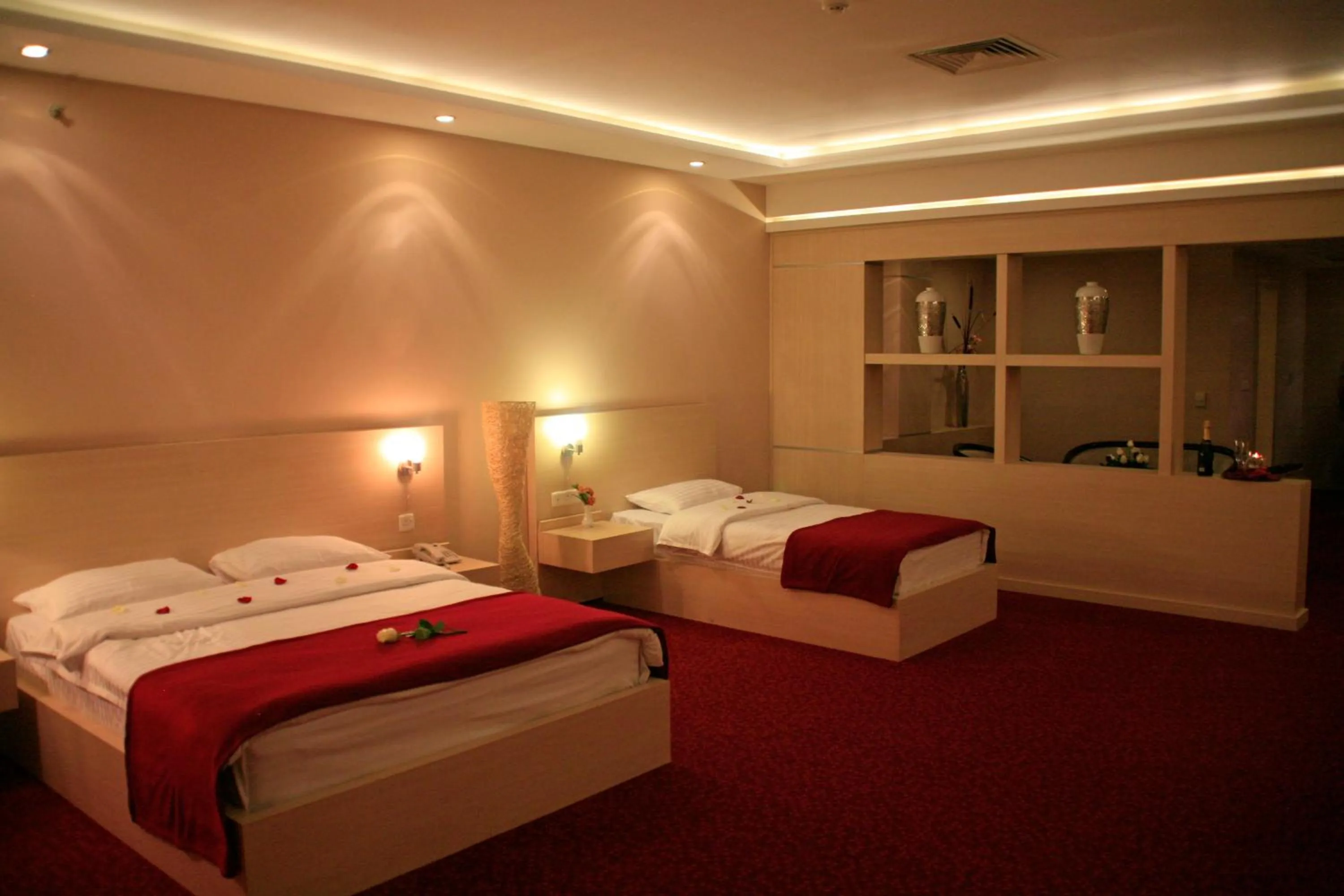 Photo of the whole room, Bed in Van Royal Hotel