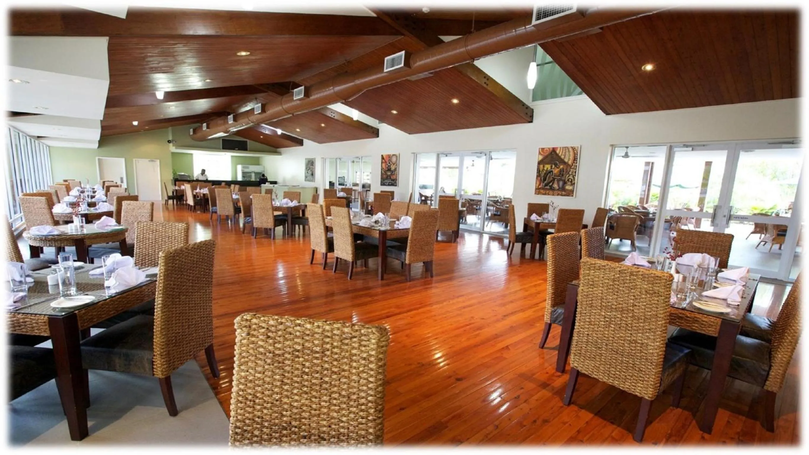 Restaurant/places to eat in Heritage Park Hotel