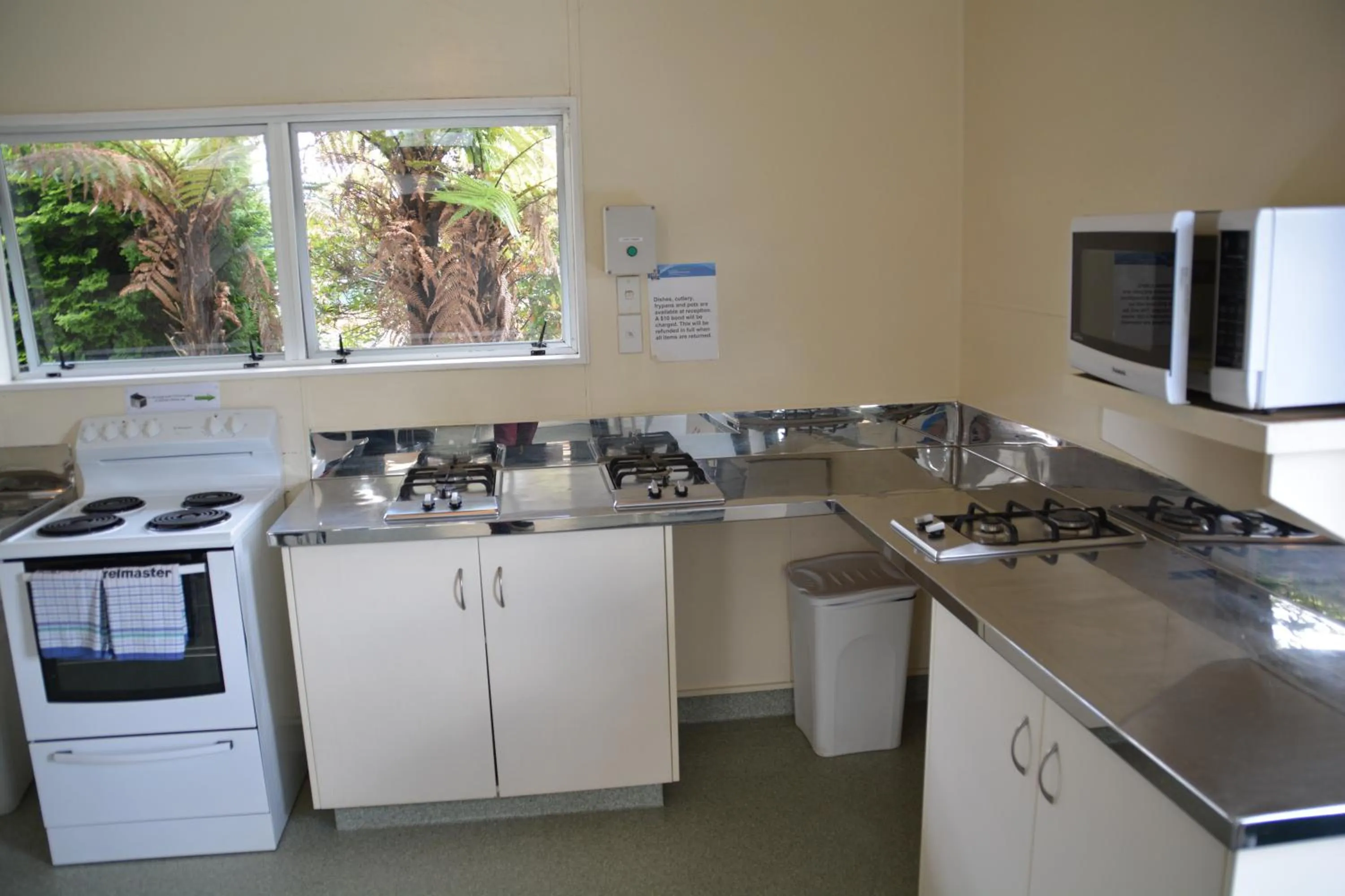 Communal kitchen in Waitomo TOP 10 Holiday Park