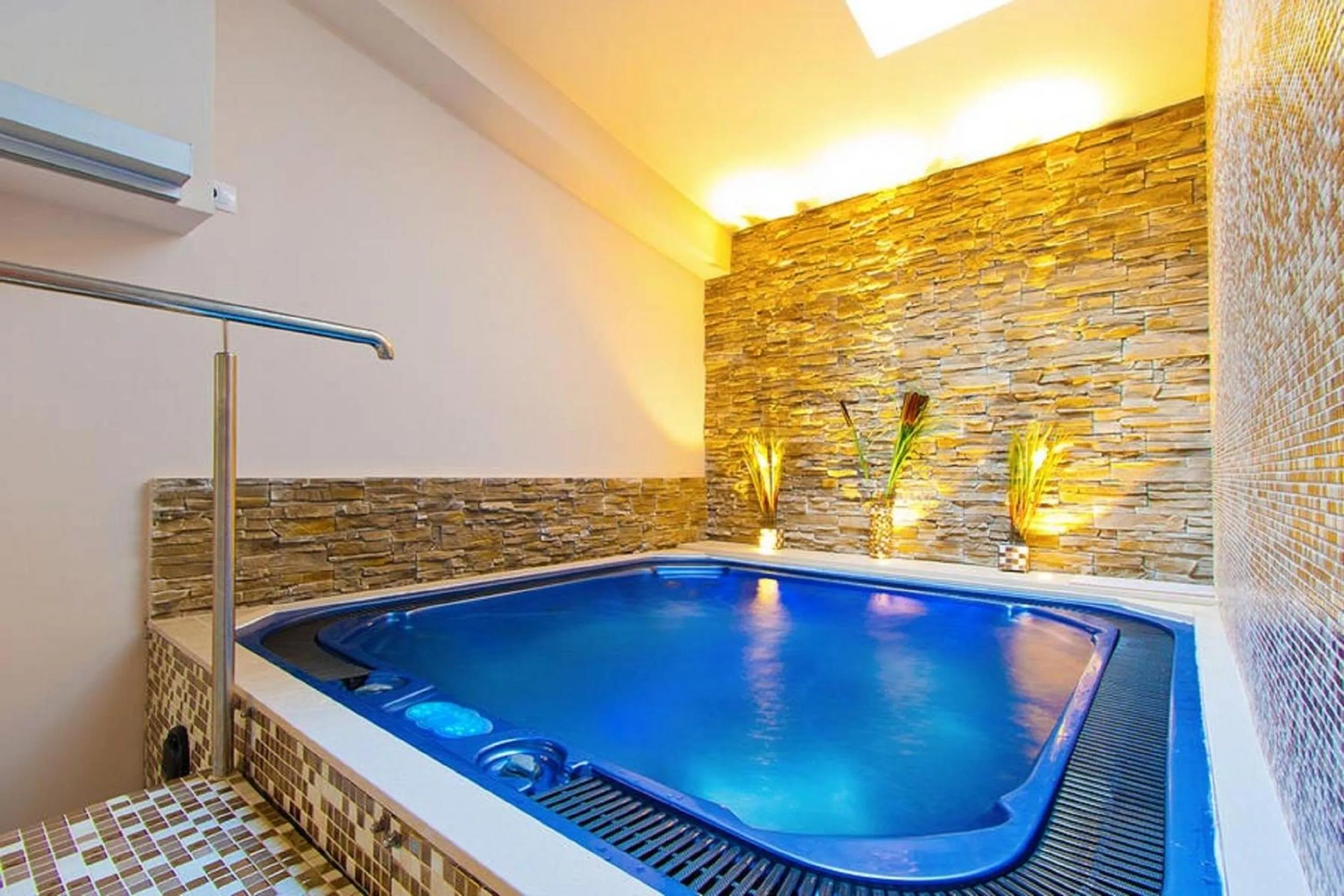 Hot Tub in Hotel Orizont Cozia