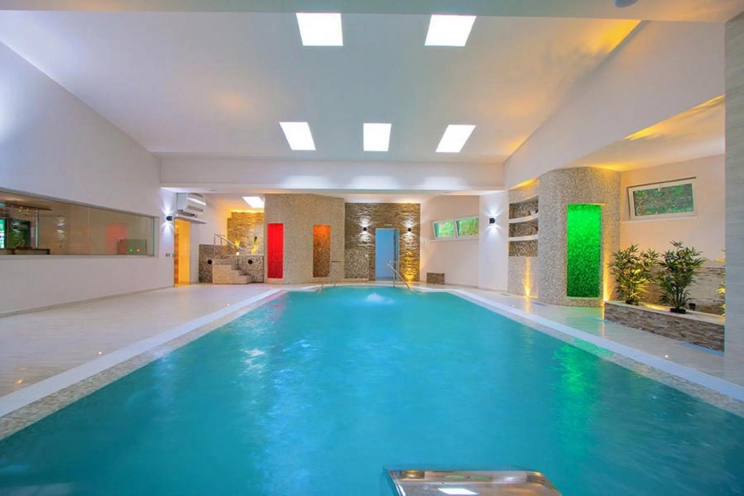 Swimming pool in Hotel Orizont Cozia