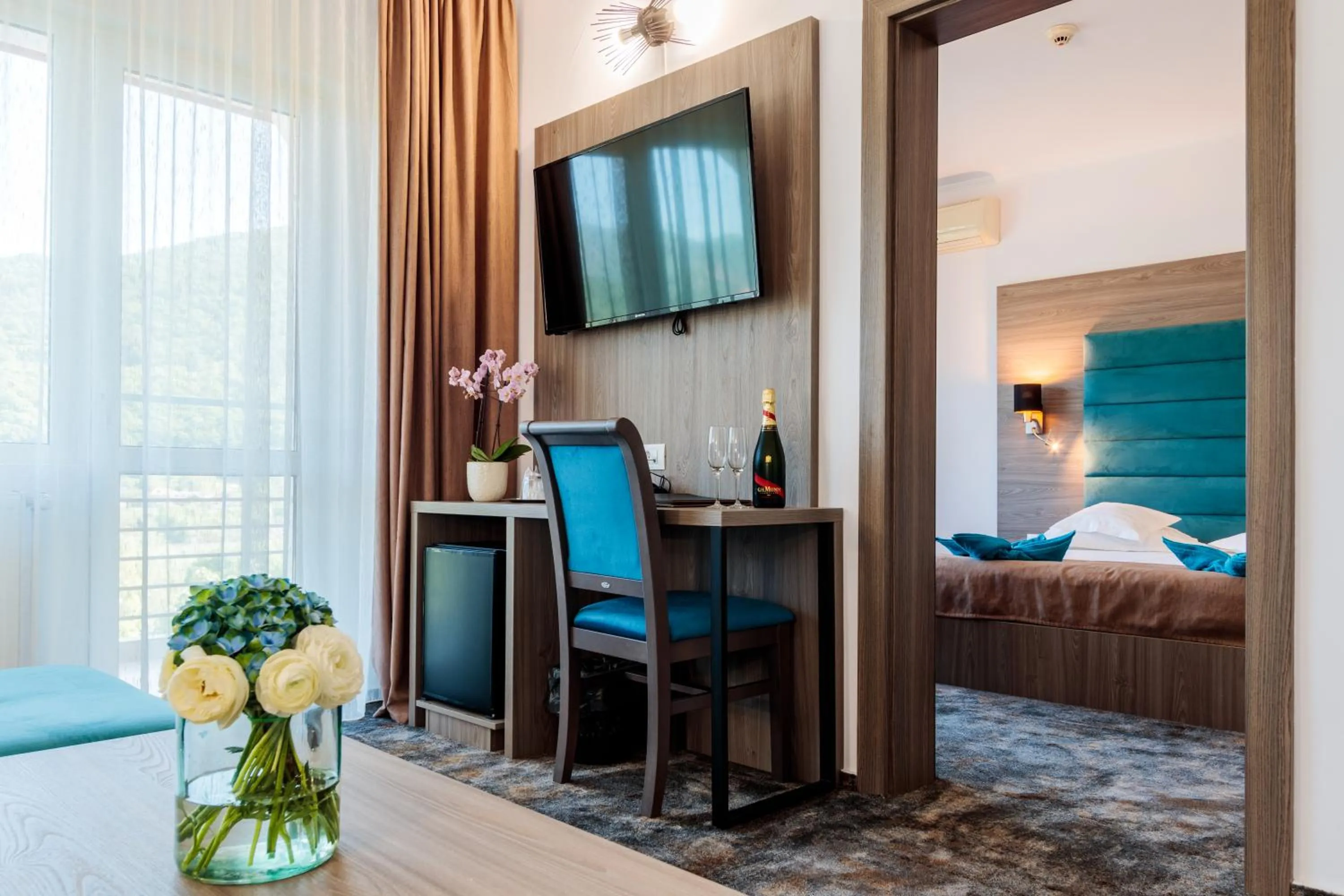 Living room, Bed in Hotel Orizont Cozia