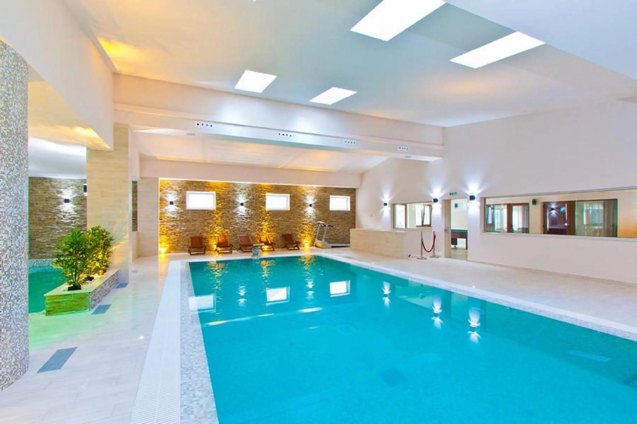 Swimming pool in Hotel Orizont Cozia