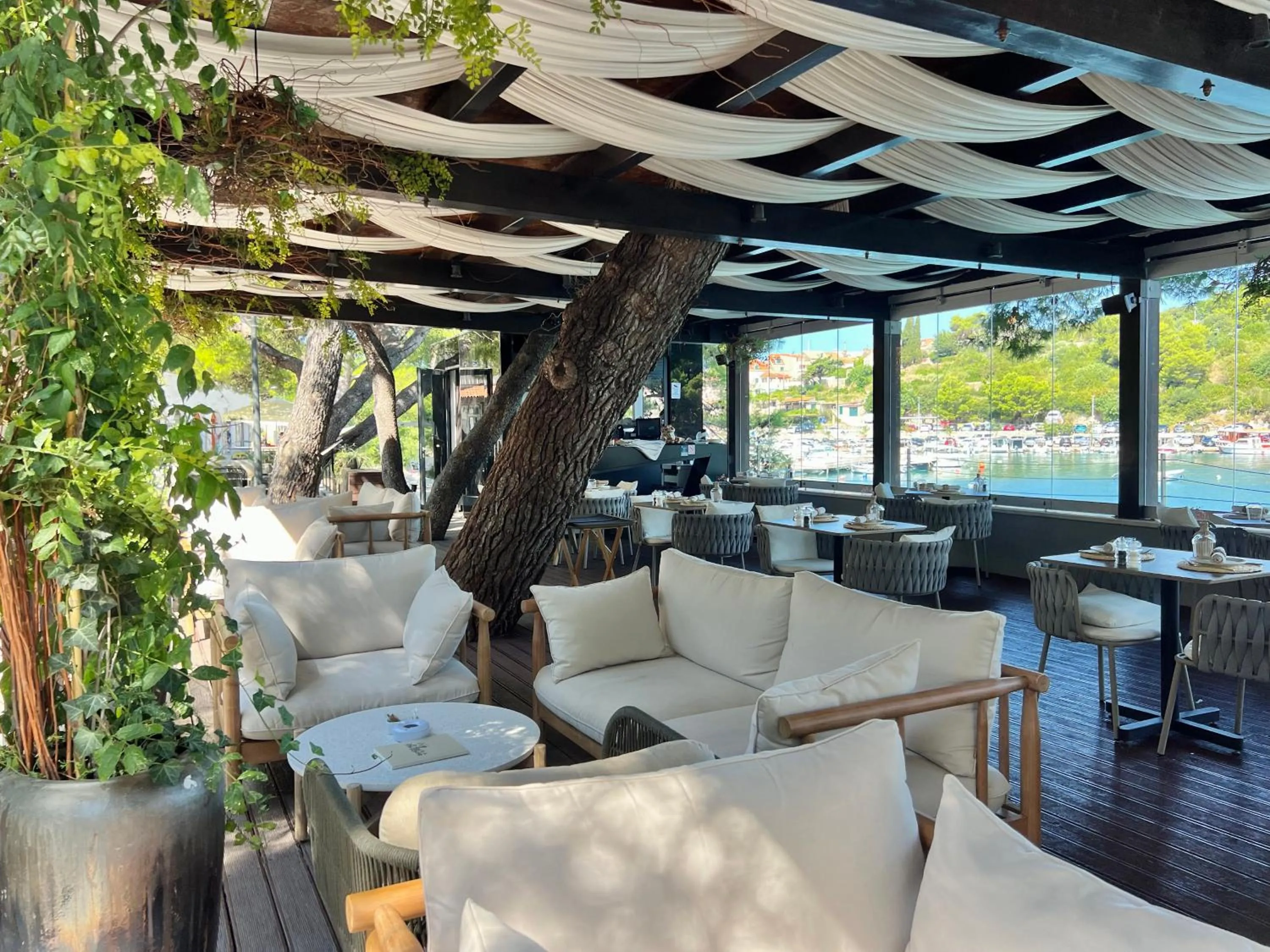 Restaurant/places to eat in Hotel Cavtat