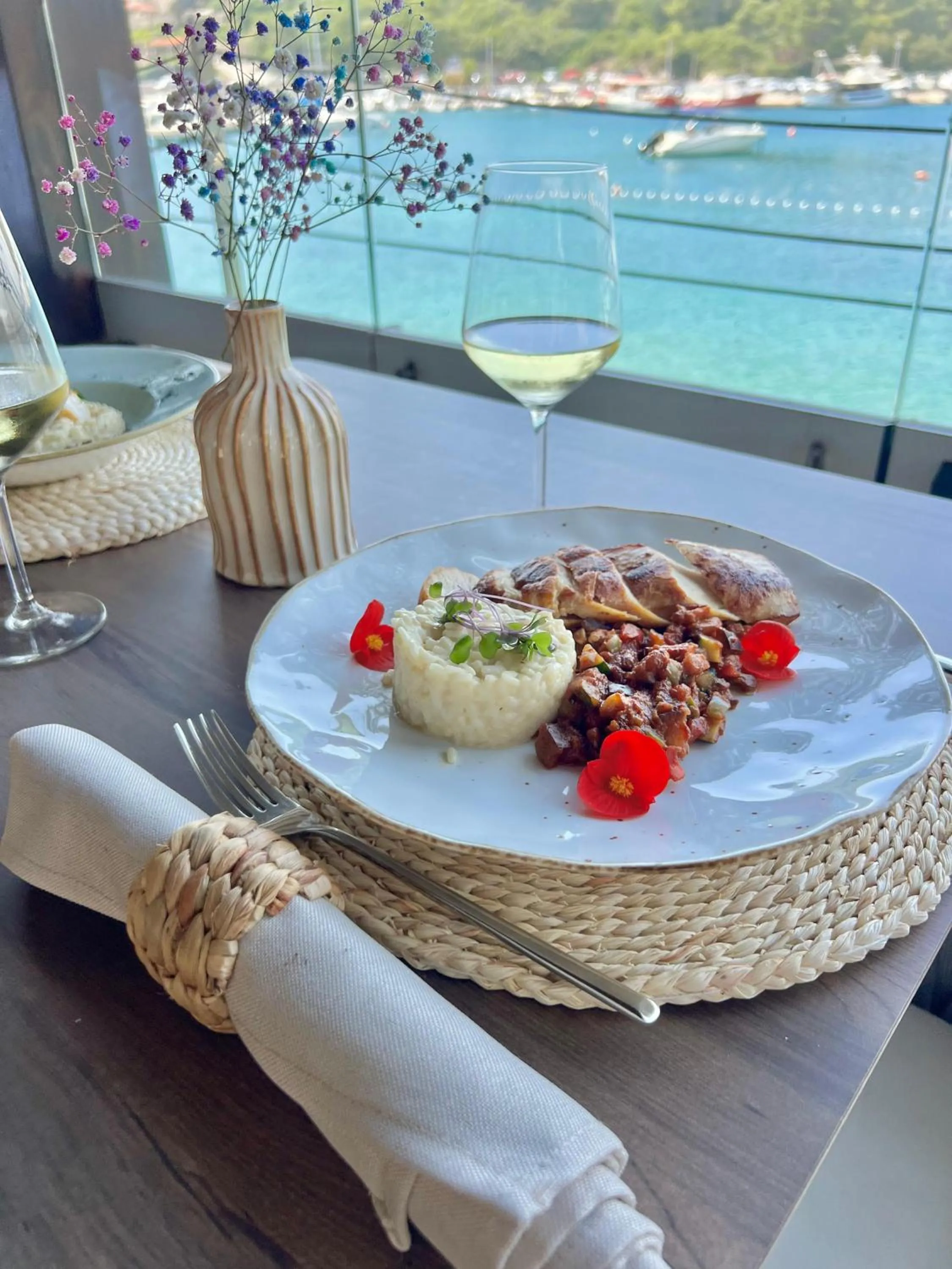 Restaurant/places to eat in Hotel Cavtat