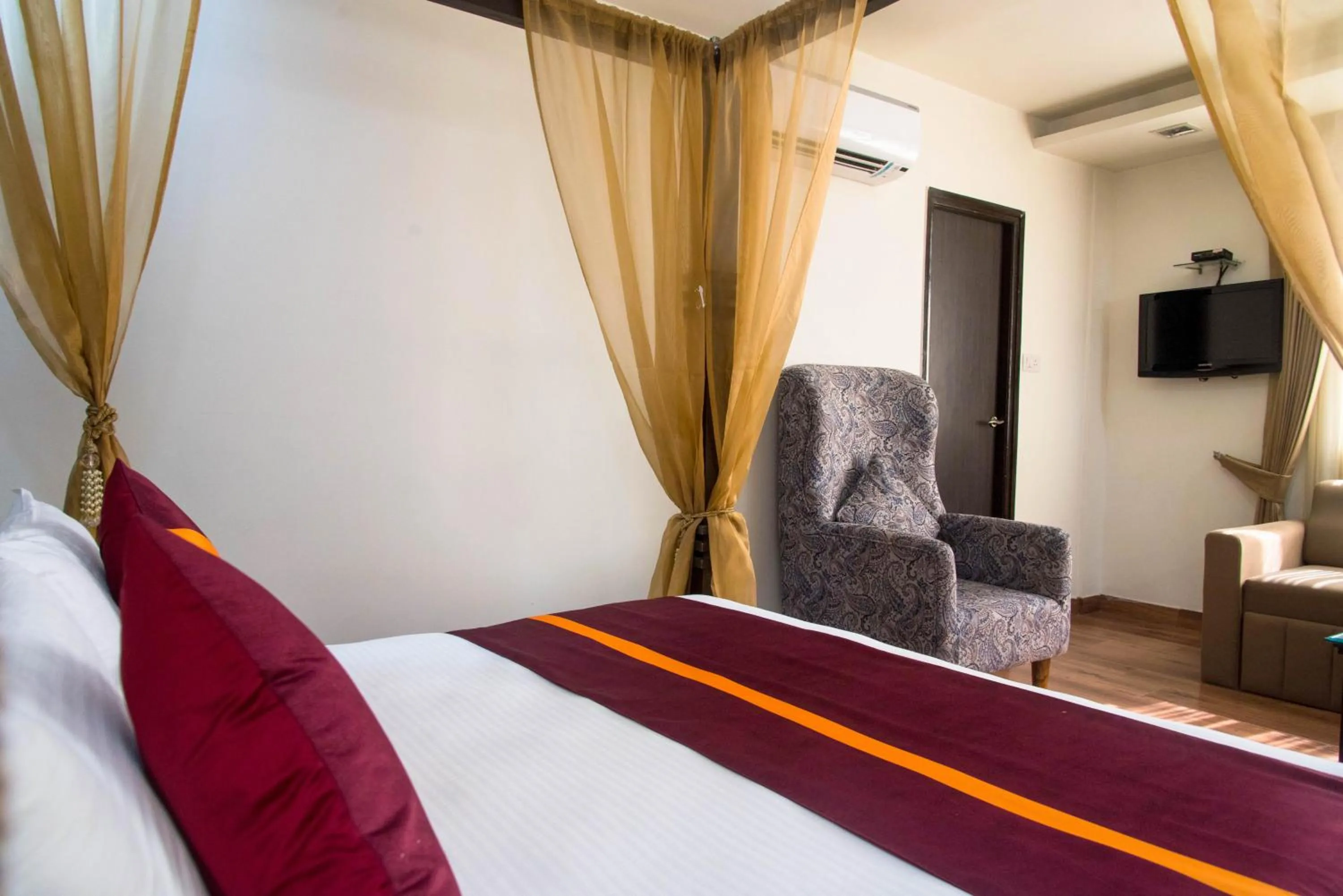 Bed in Raghu Mahal Hotel