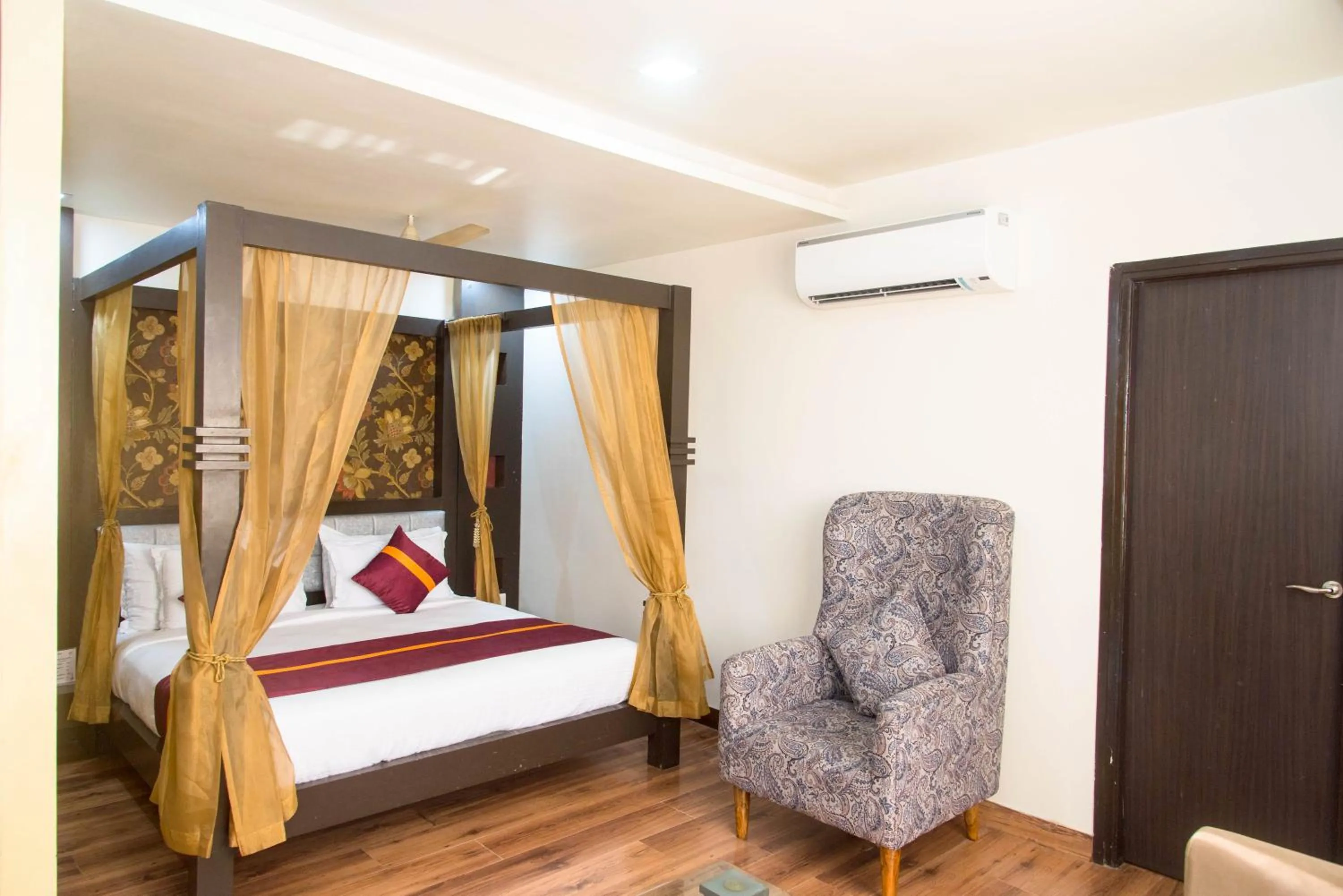 Bed in Raghu Mahal Hotel