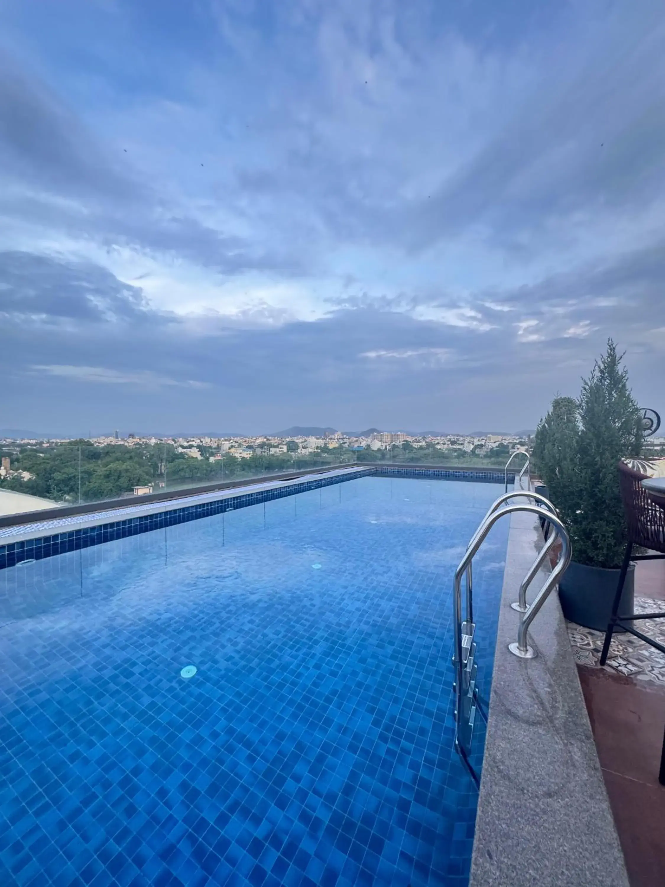 Swimming pool in Raghu Mahal Hotel Swimming pool in Raghu Mahal Hotel
