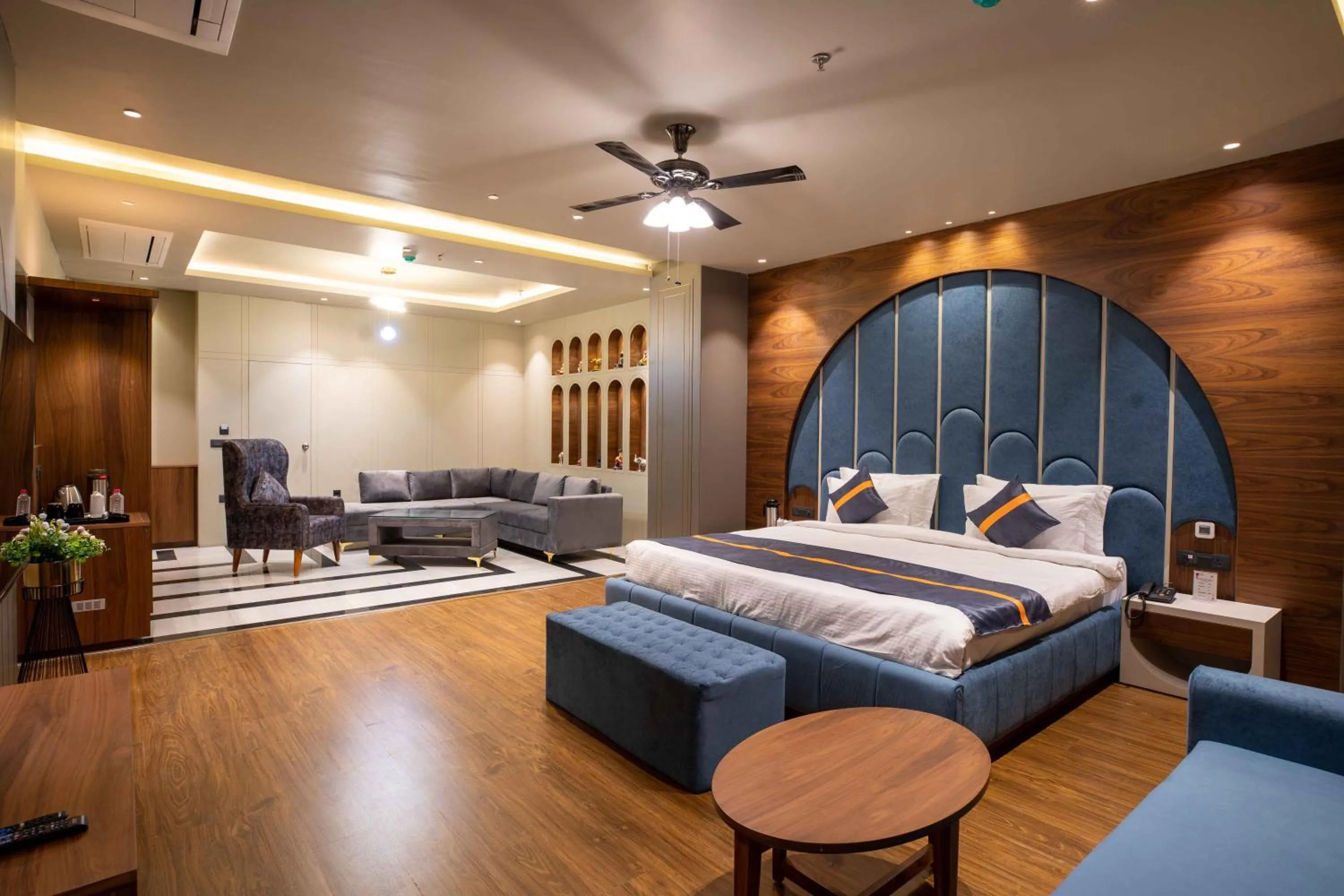 Bedroom, Bed in Raghu Mahal Hotel