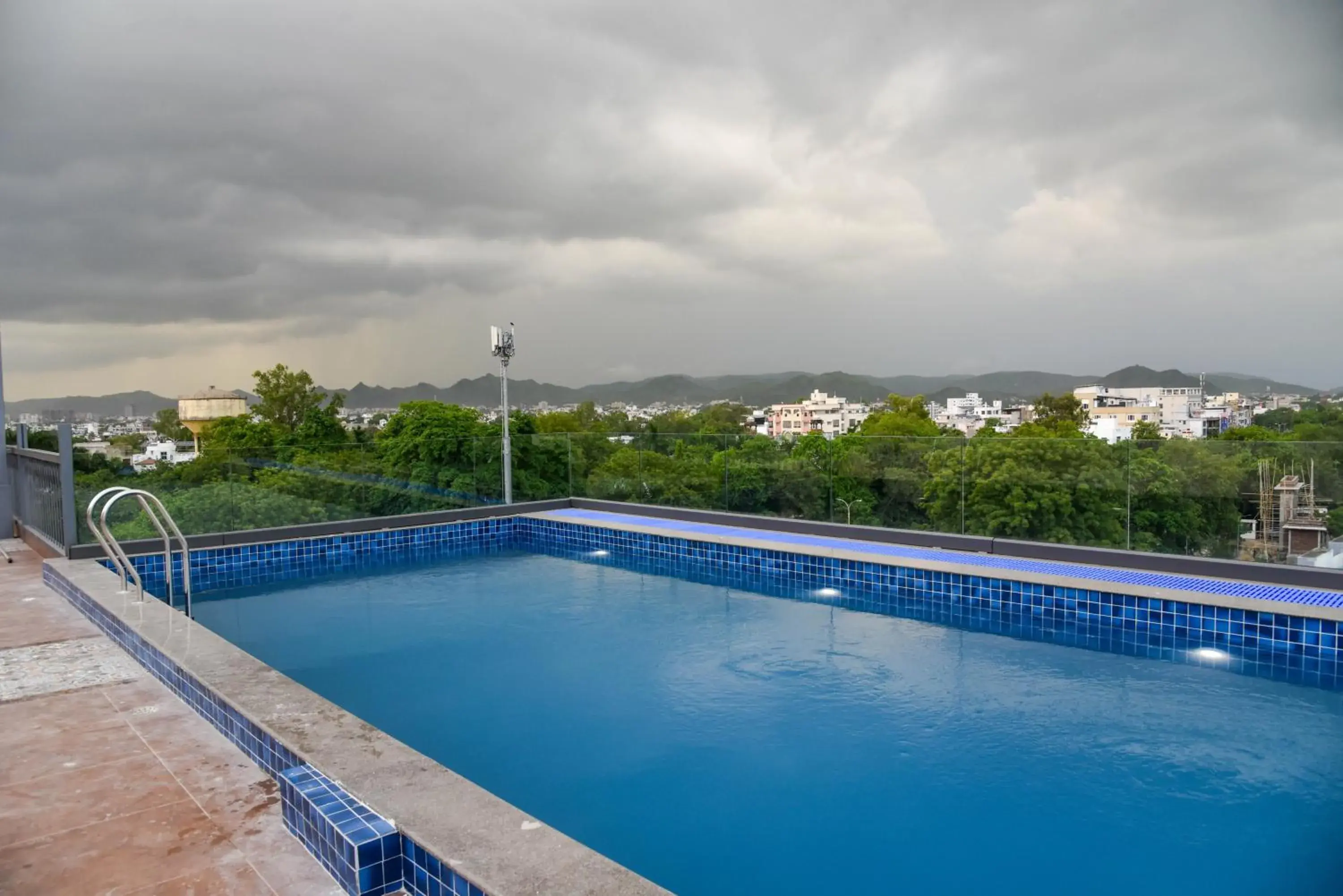 Swimming pool in Raghu Mahal Hotel Swimming pool in Raghu Mahal Hotel