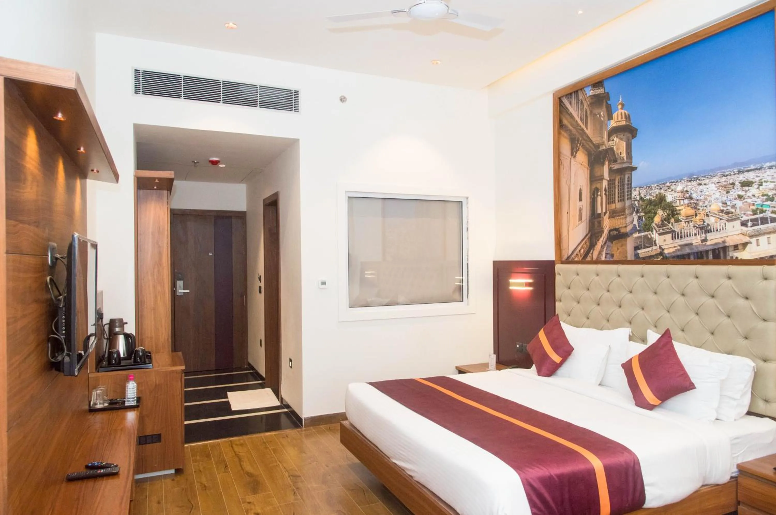 Bed in Raghu Mahal Hotel