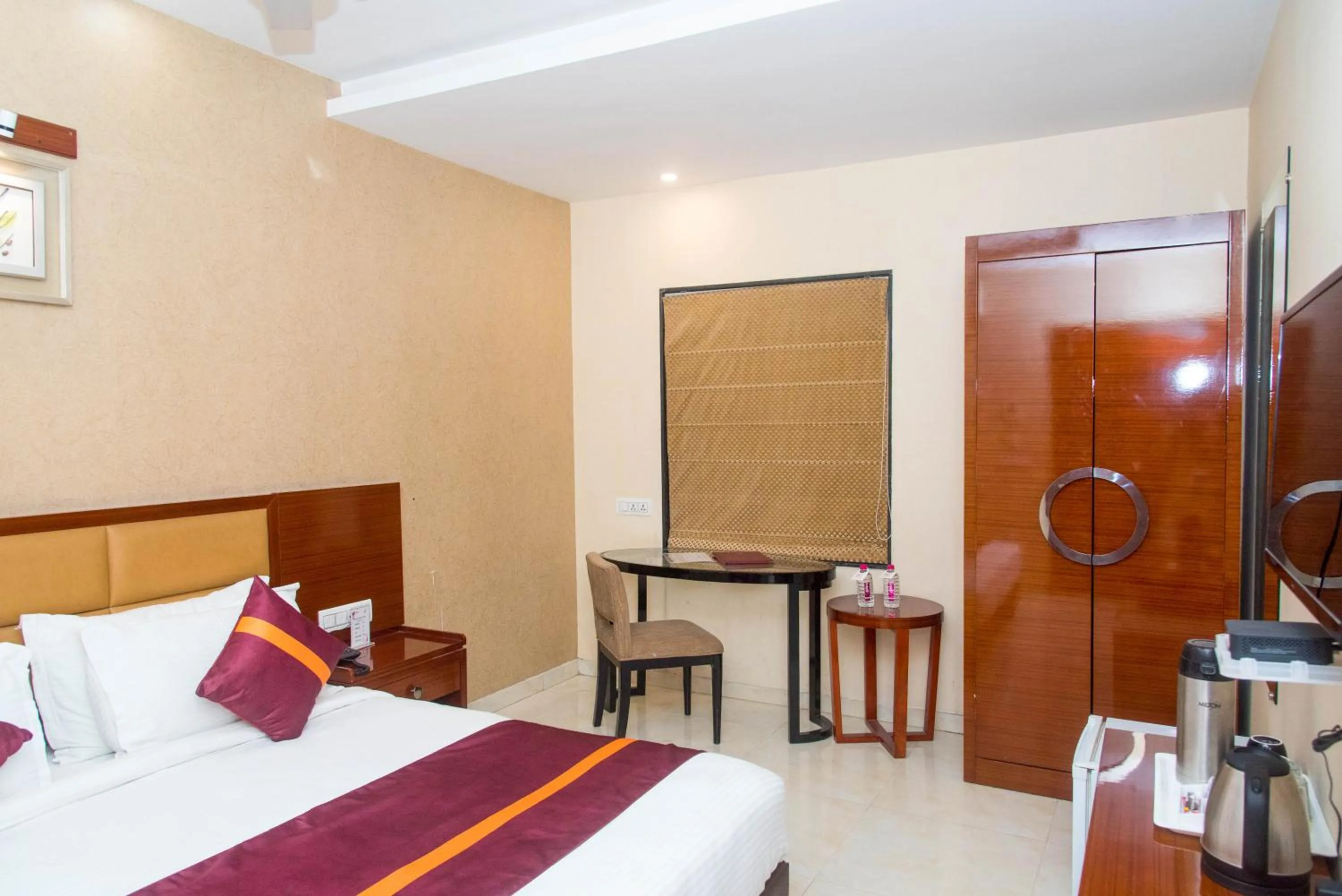 Bed in Raghu Mahal Hotel