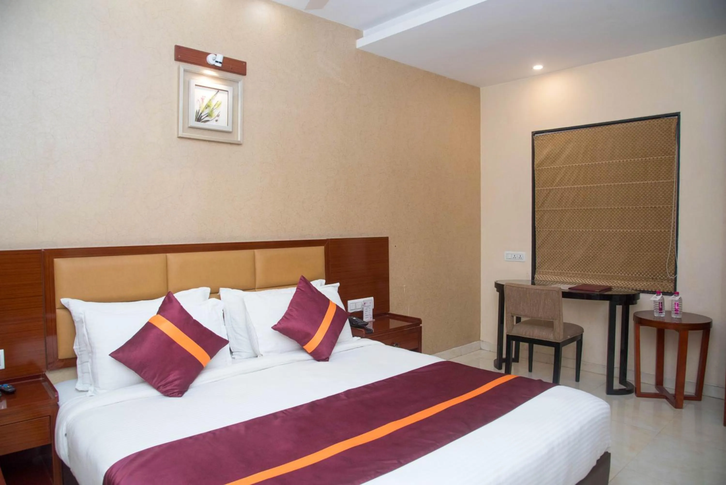 Bed in Raghu Mahal Hotel