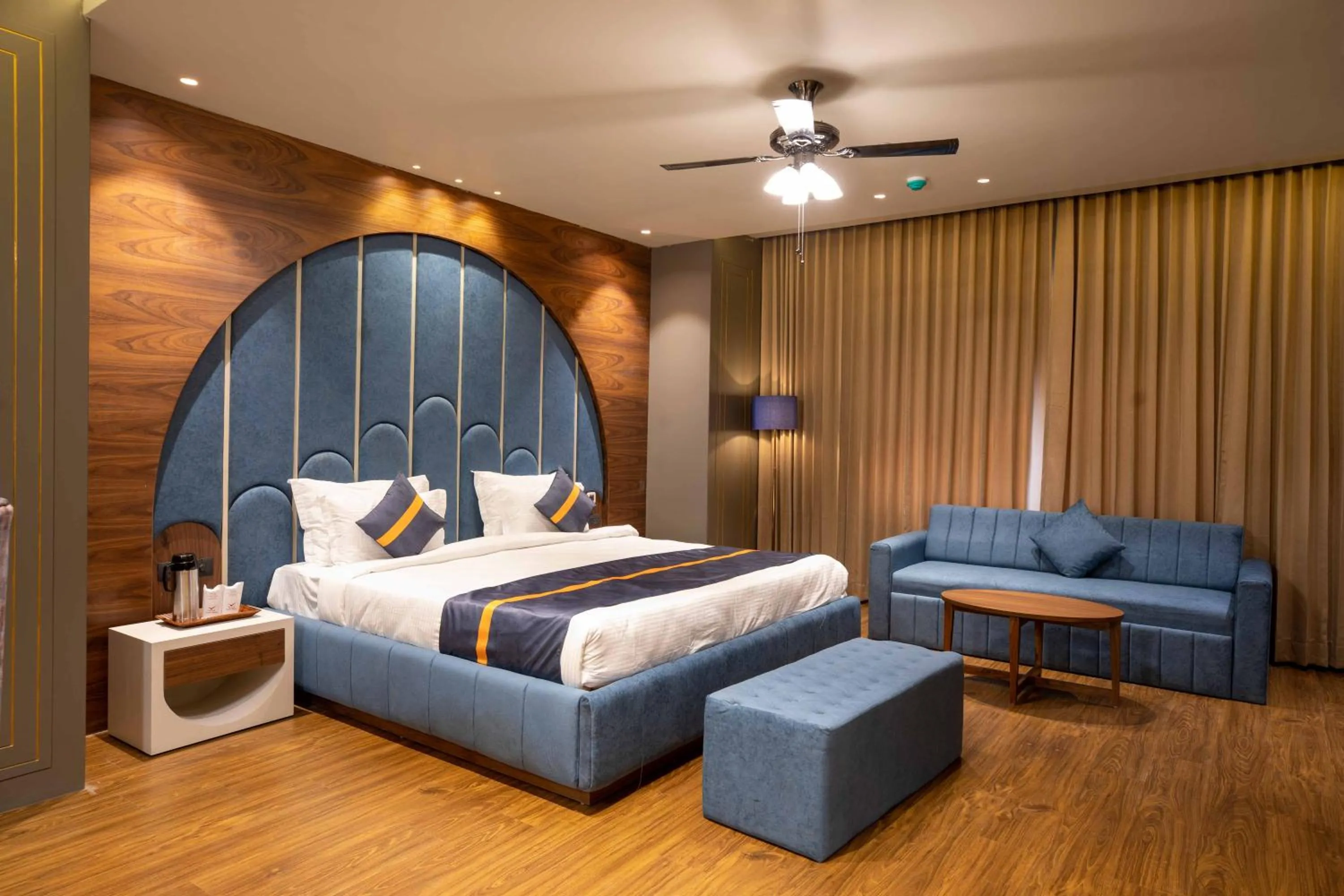 Bedroom, Bed in Raghu Mahal Hotel