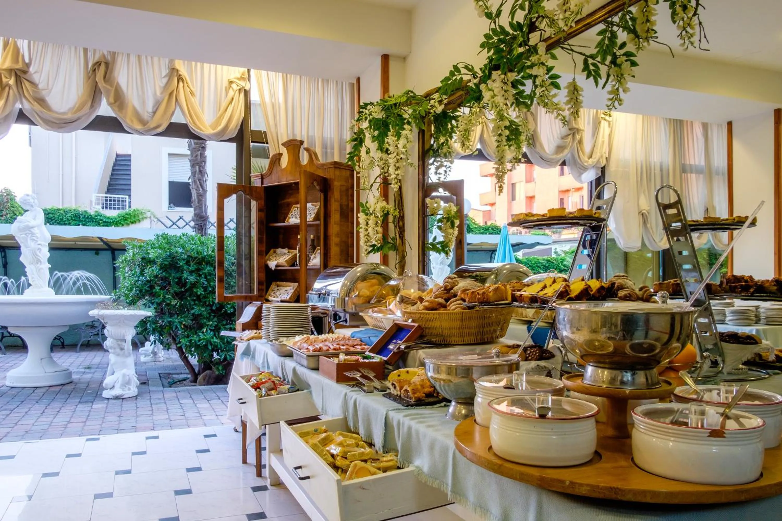 Restaurant/places to eat in Hotel Bristol