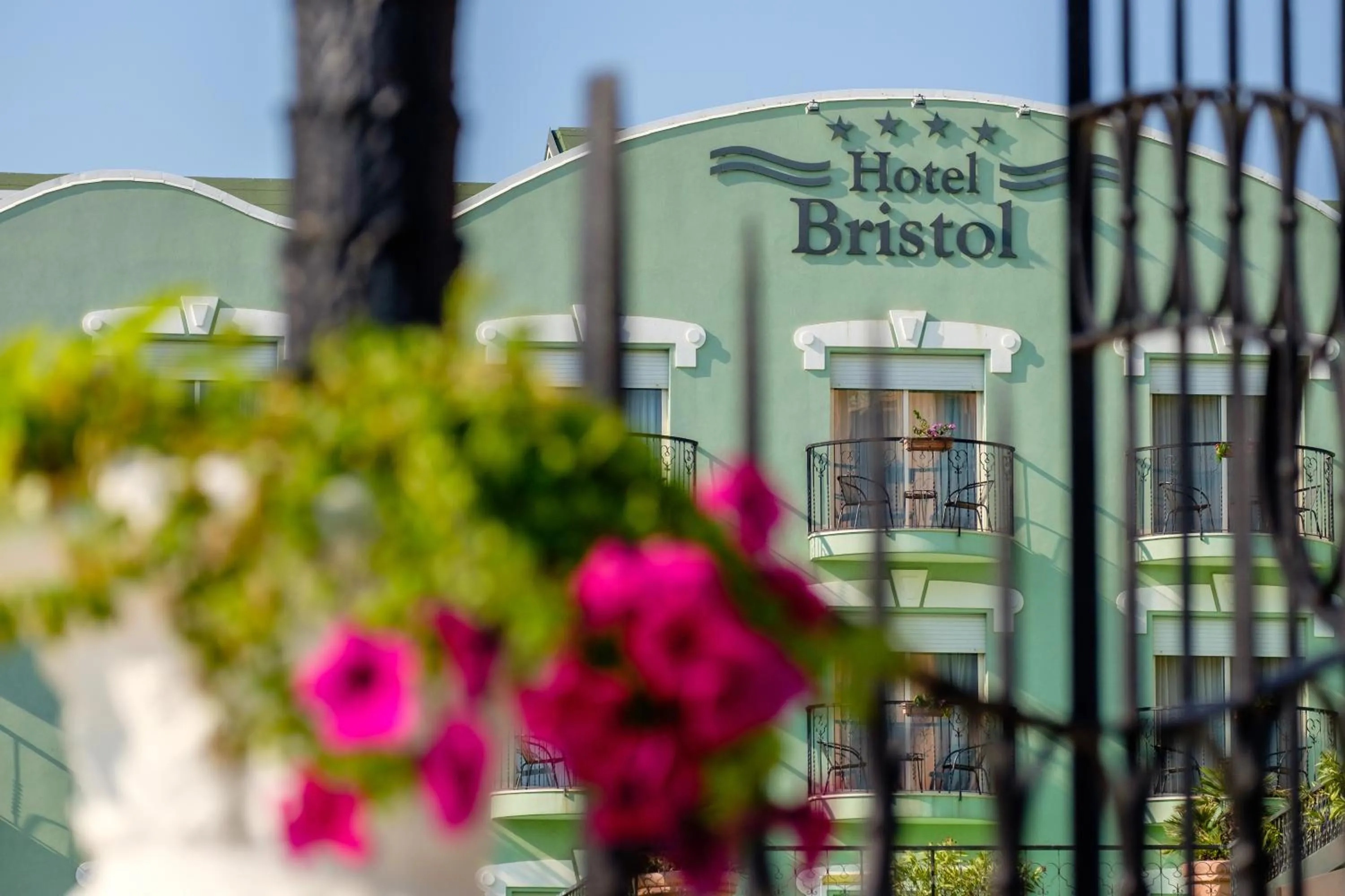 Property building in Hotel Bristol