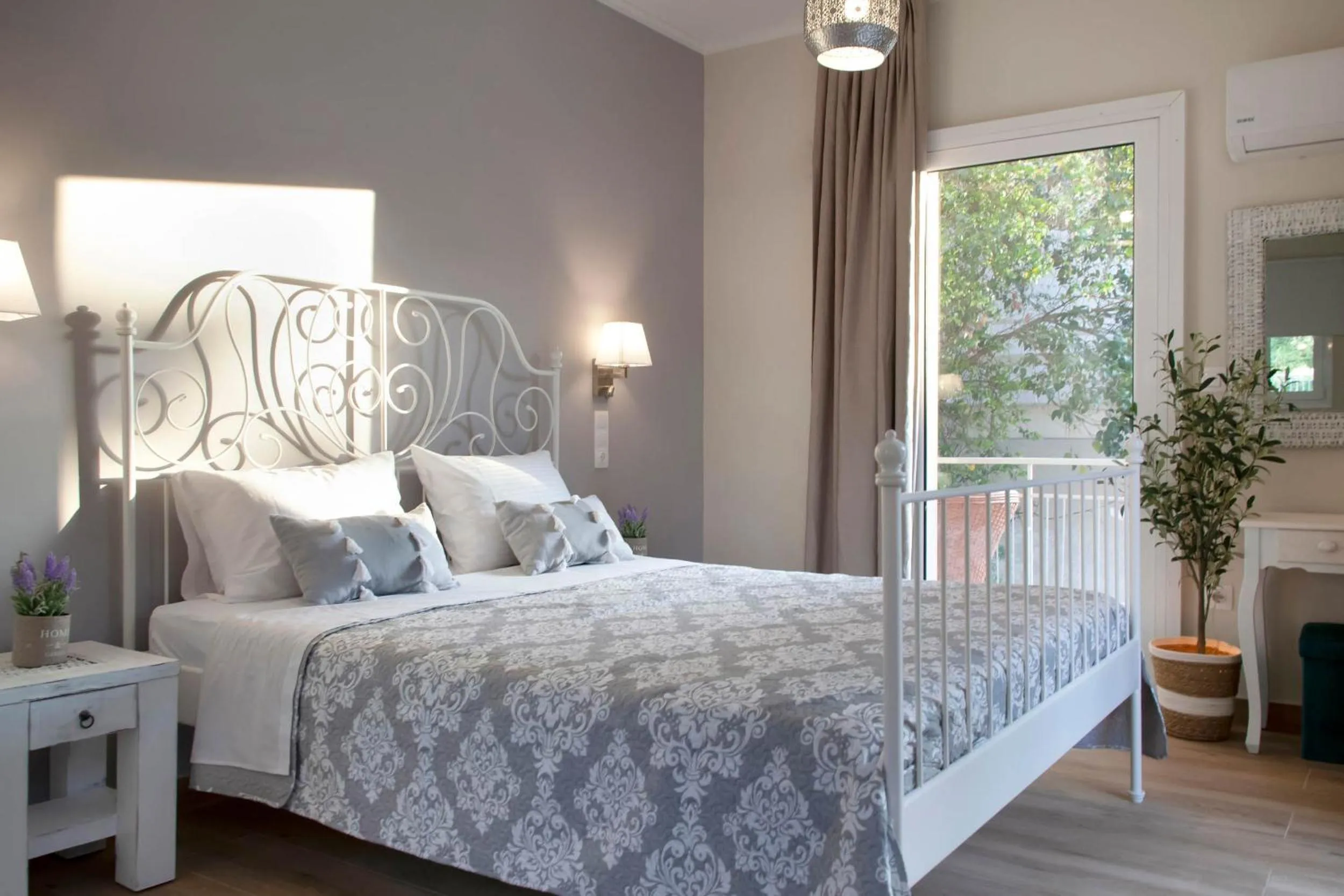 Bed in Lilly Apartments