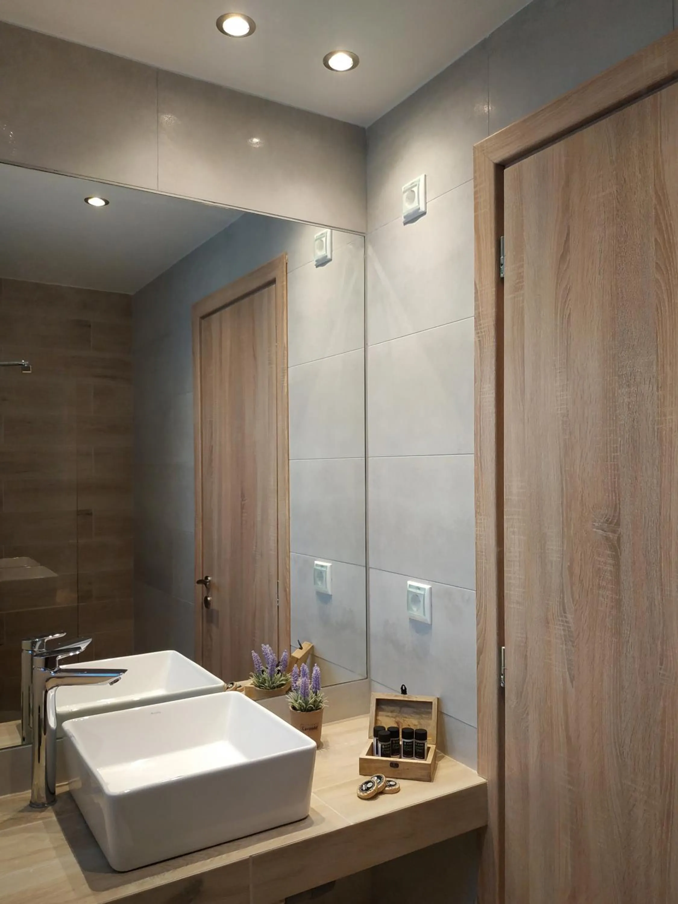 Bathroom in Lilly Apartments