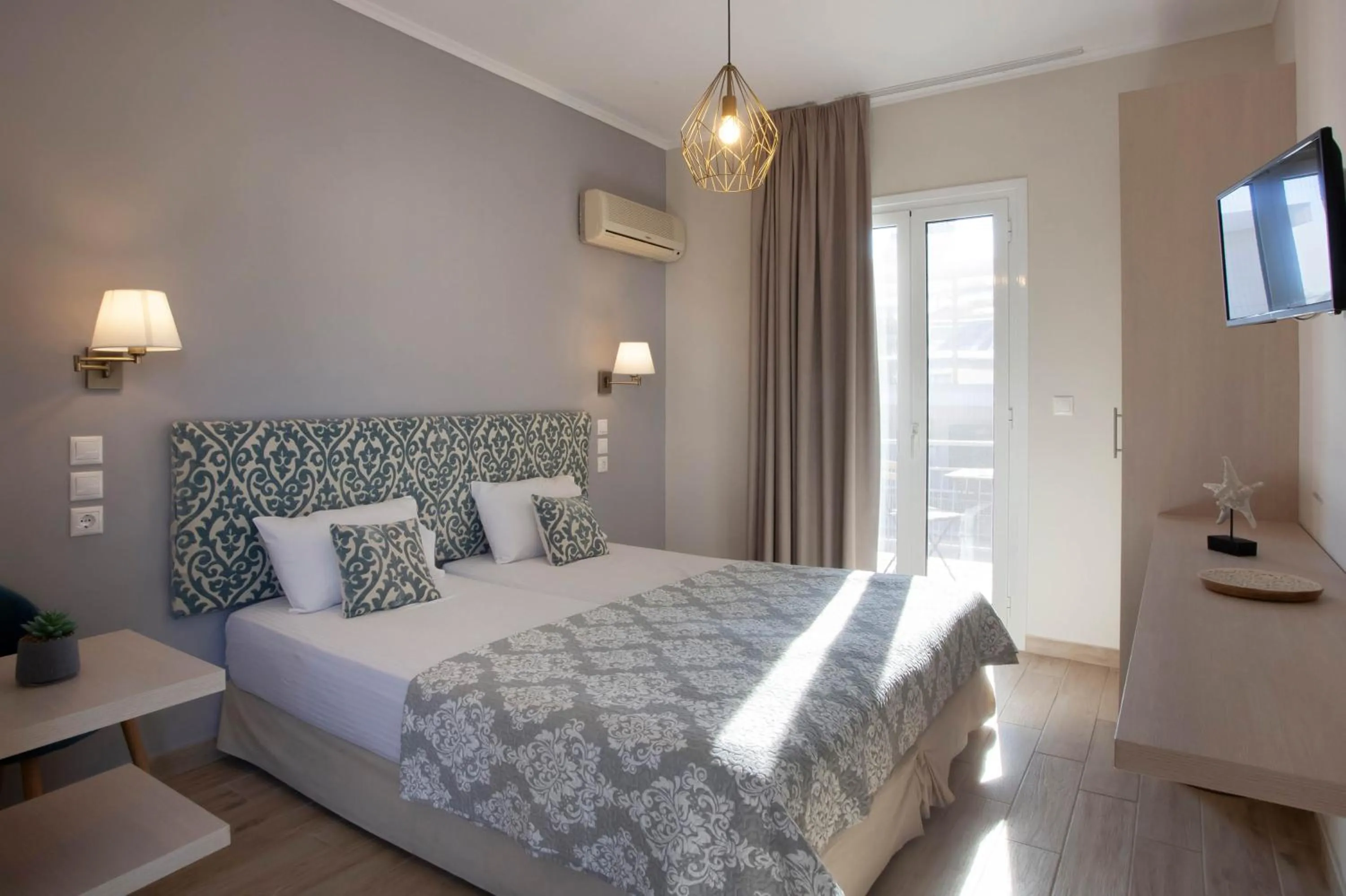 Bed in Lilly Apartments