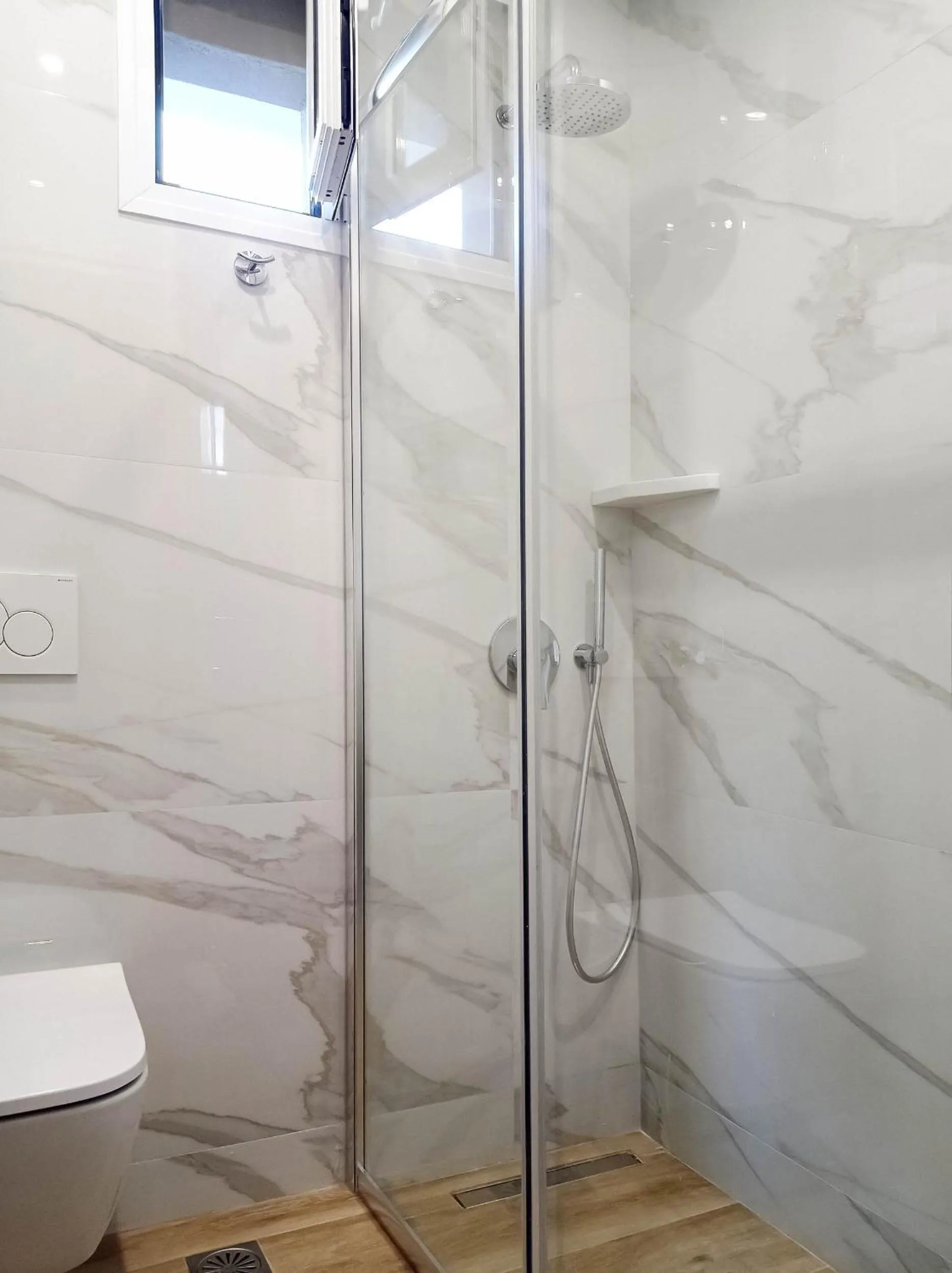 Shower in Lilly Apartments