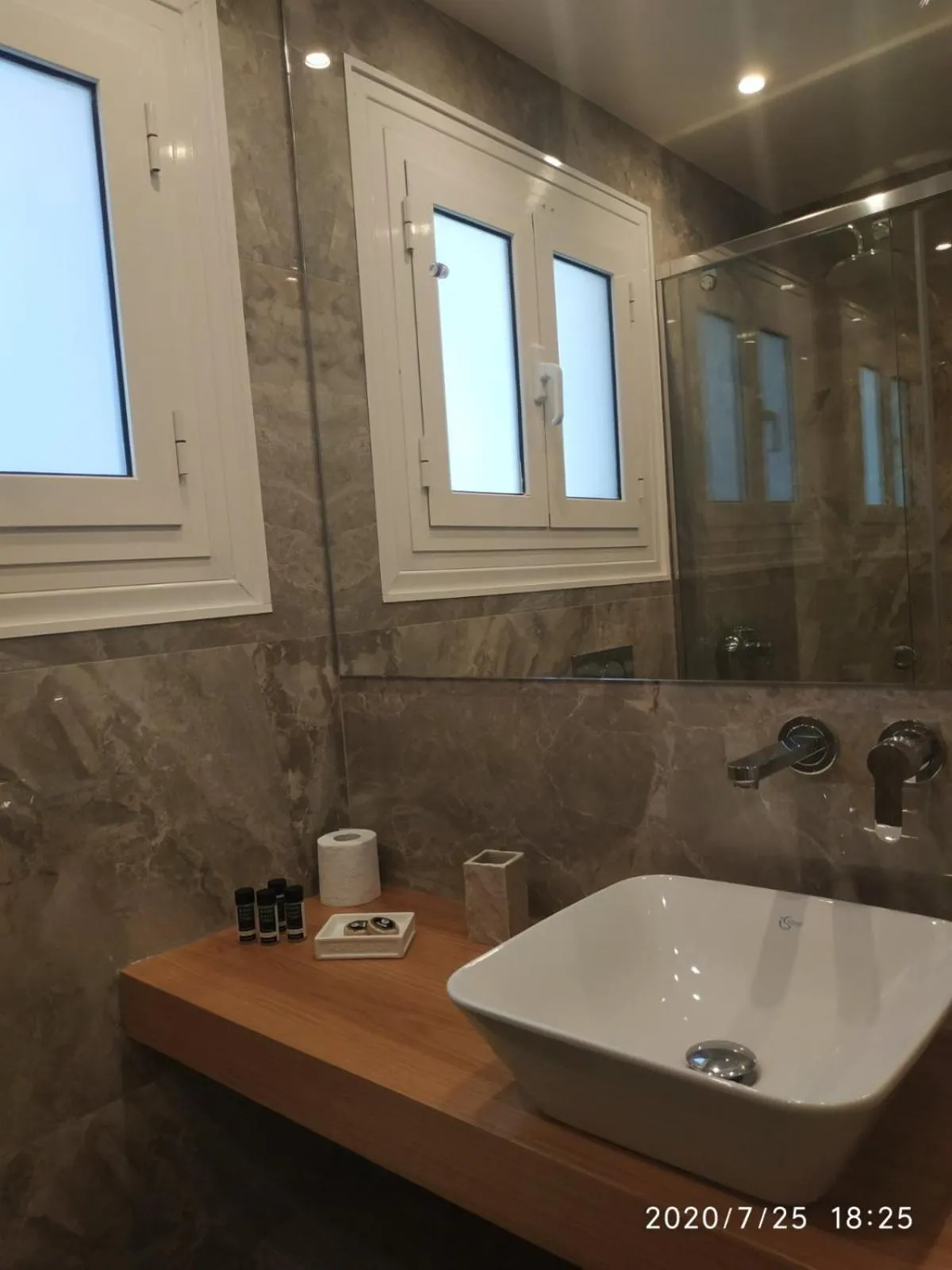 Bathroom in Lilly Apartments