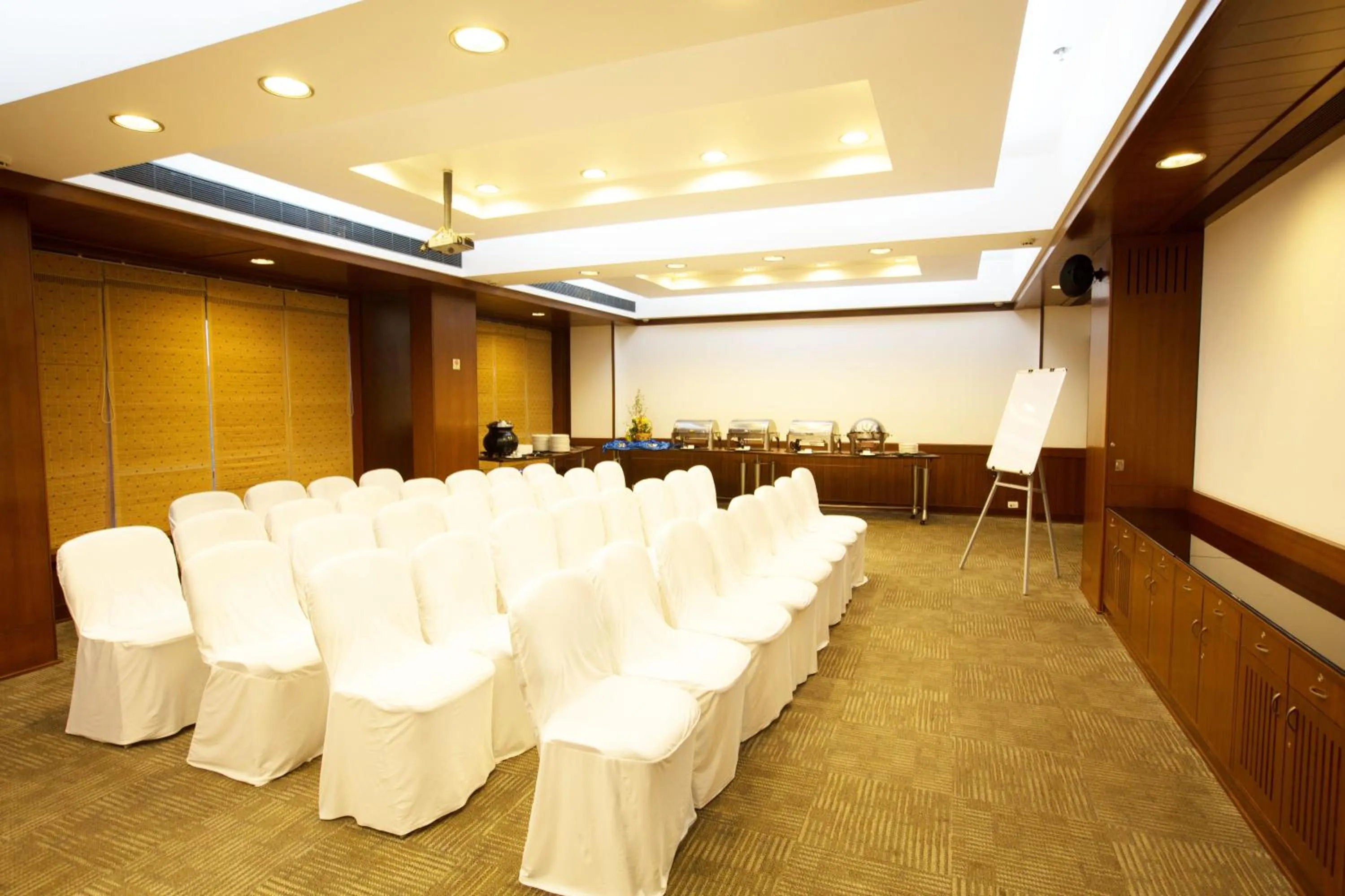 Business facilities in E Square The Fern, Pune
