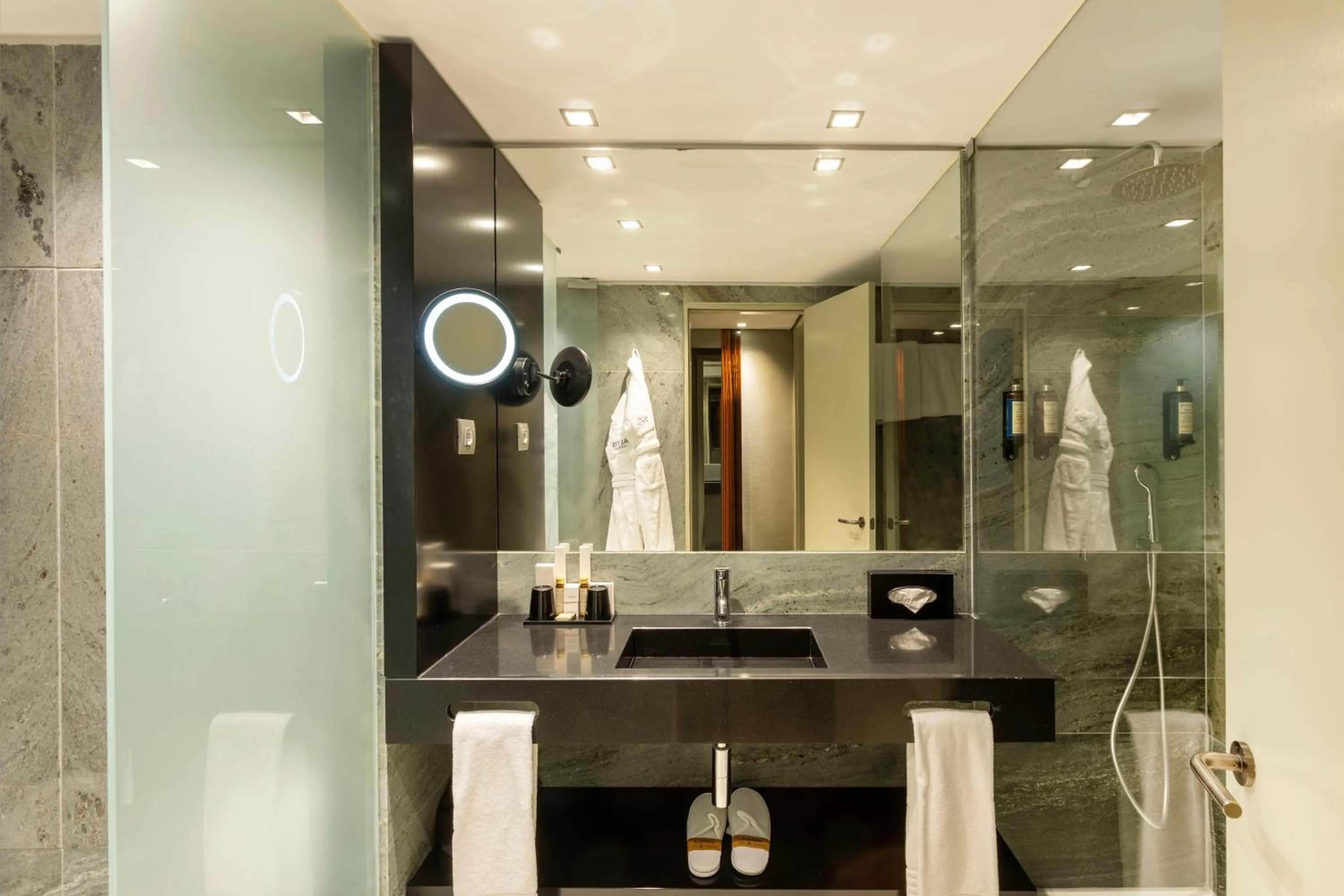 Shower in Altis Grand Hotel