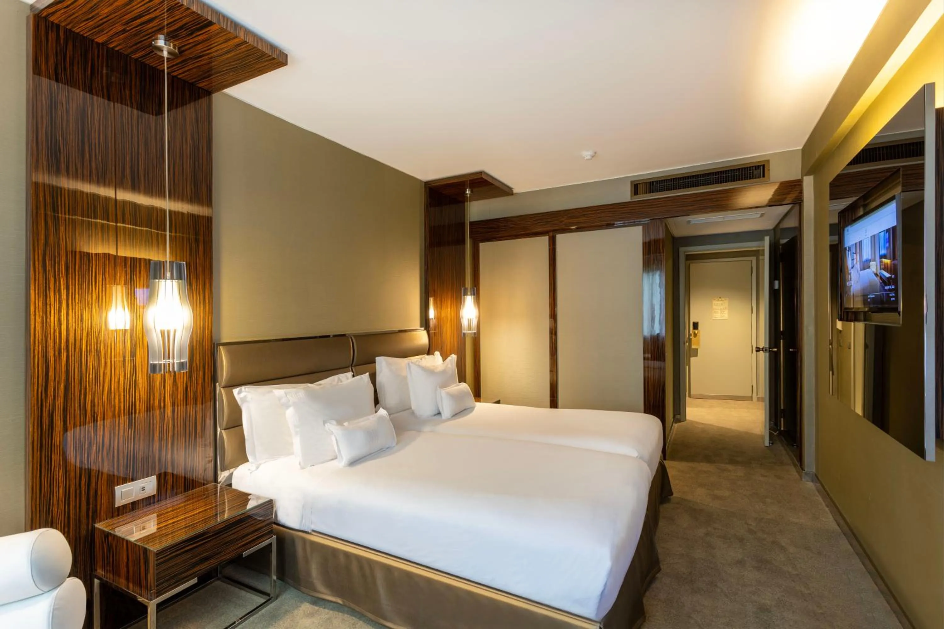 Bedroom, Bed in Altis Grand Hotel