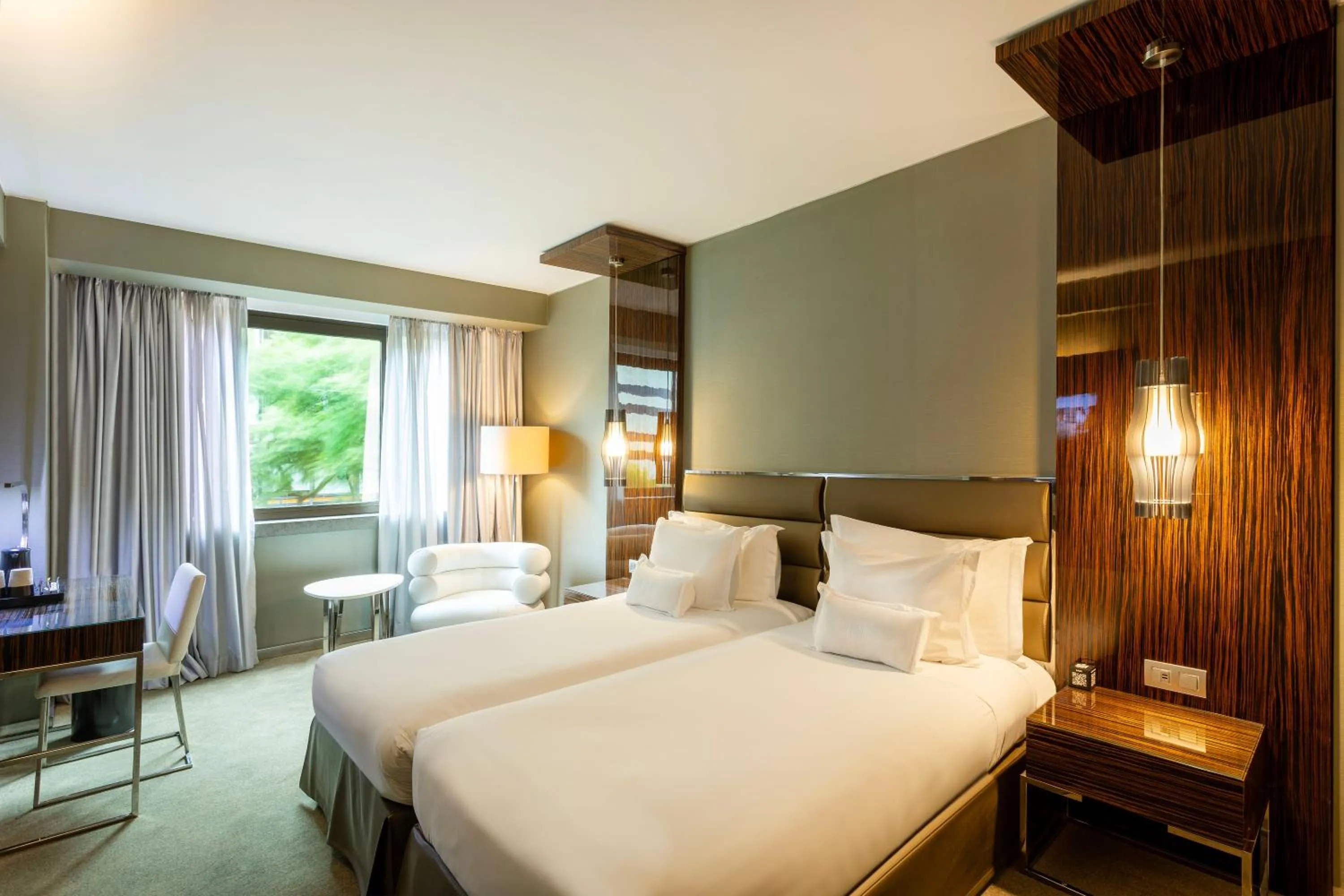 Bedroom, Bed in Altis Grand Hotel