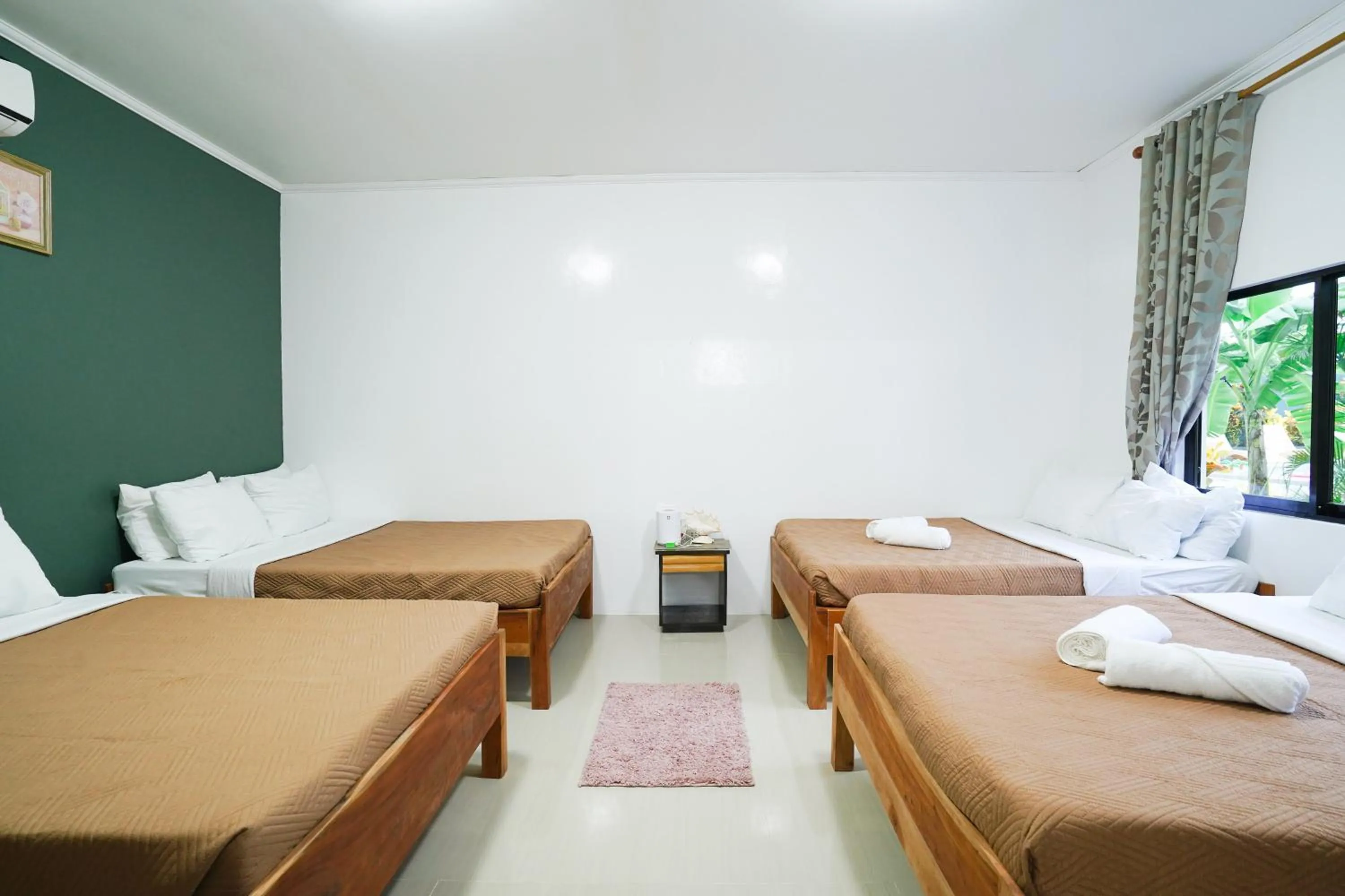 Photo of the whole room, Bed in Vailtin Home Point