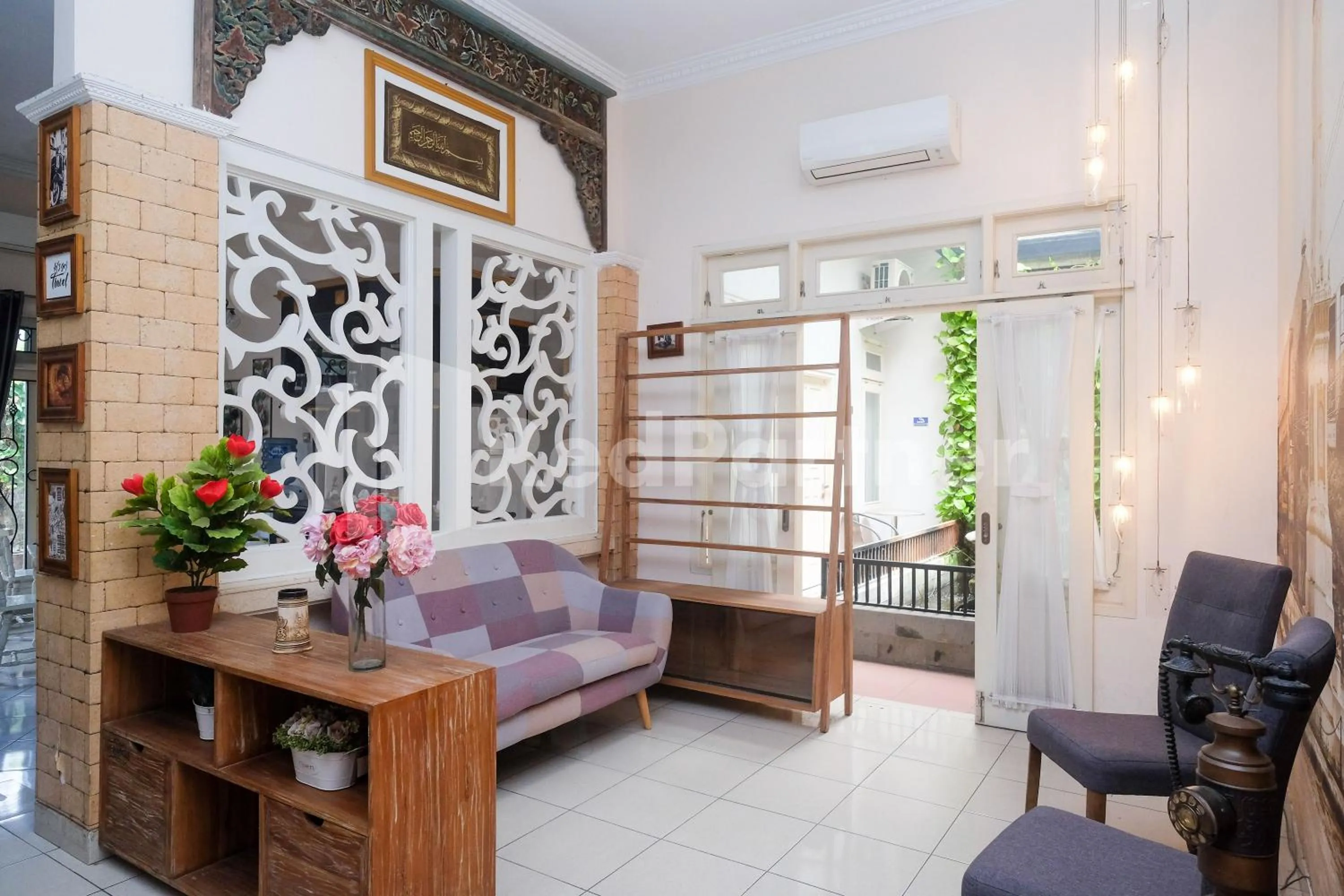 Seating area in Just 11 Boutique Syariah Mitra RedDoorz near UGM Yogyakarta