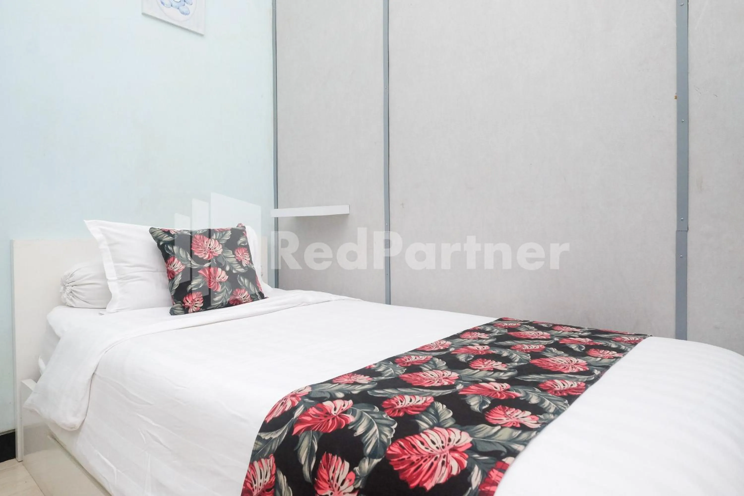 Bed in Just 11 Boutique Syariah Mitra RedDoorz near UGM Yogyakarta
