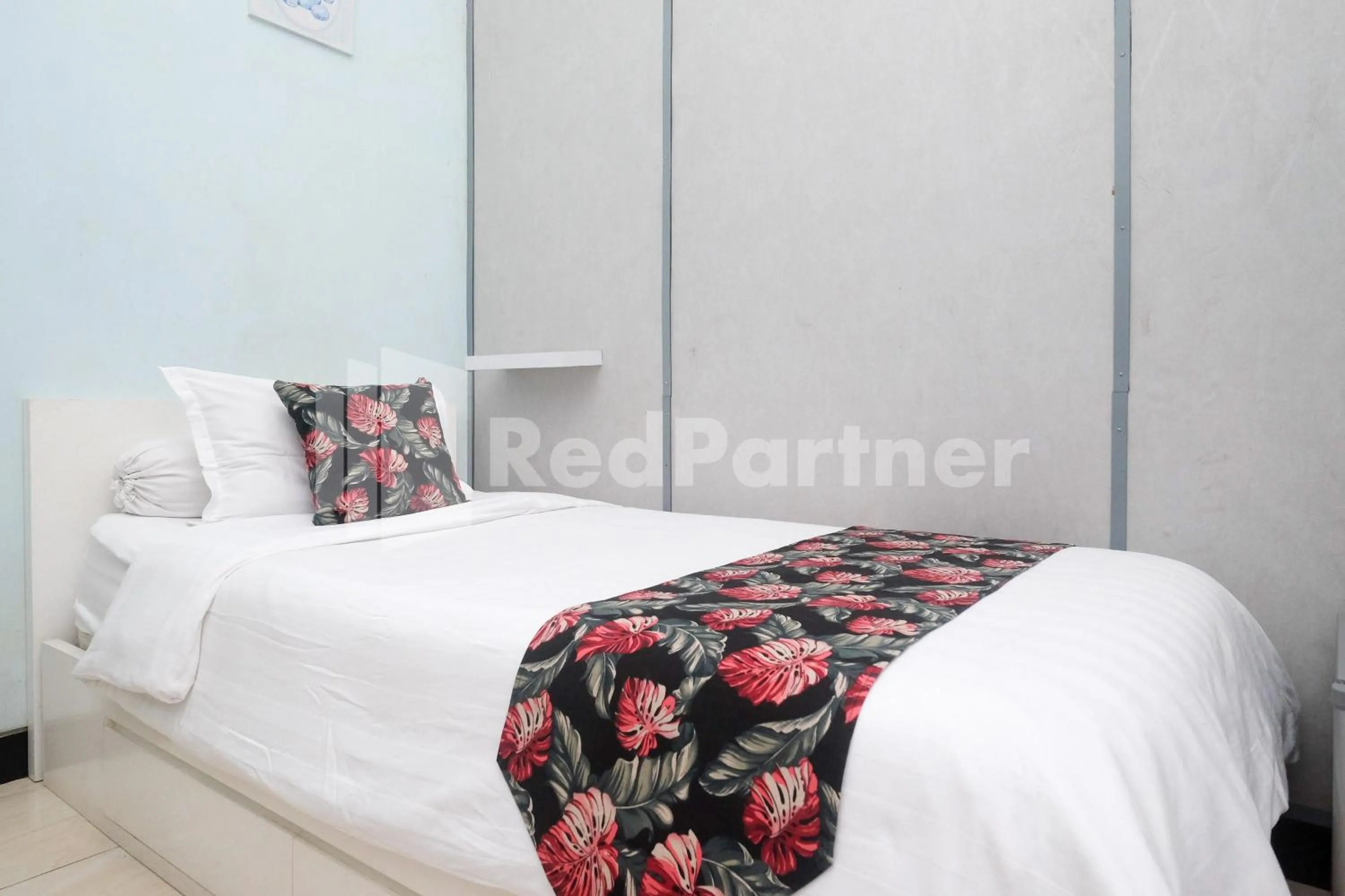 Bed in Just 11 Boutique Syariah Mitra RedDoorz near UGM Yogyakarta