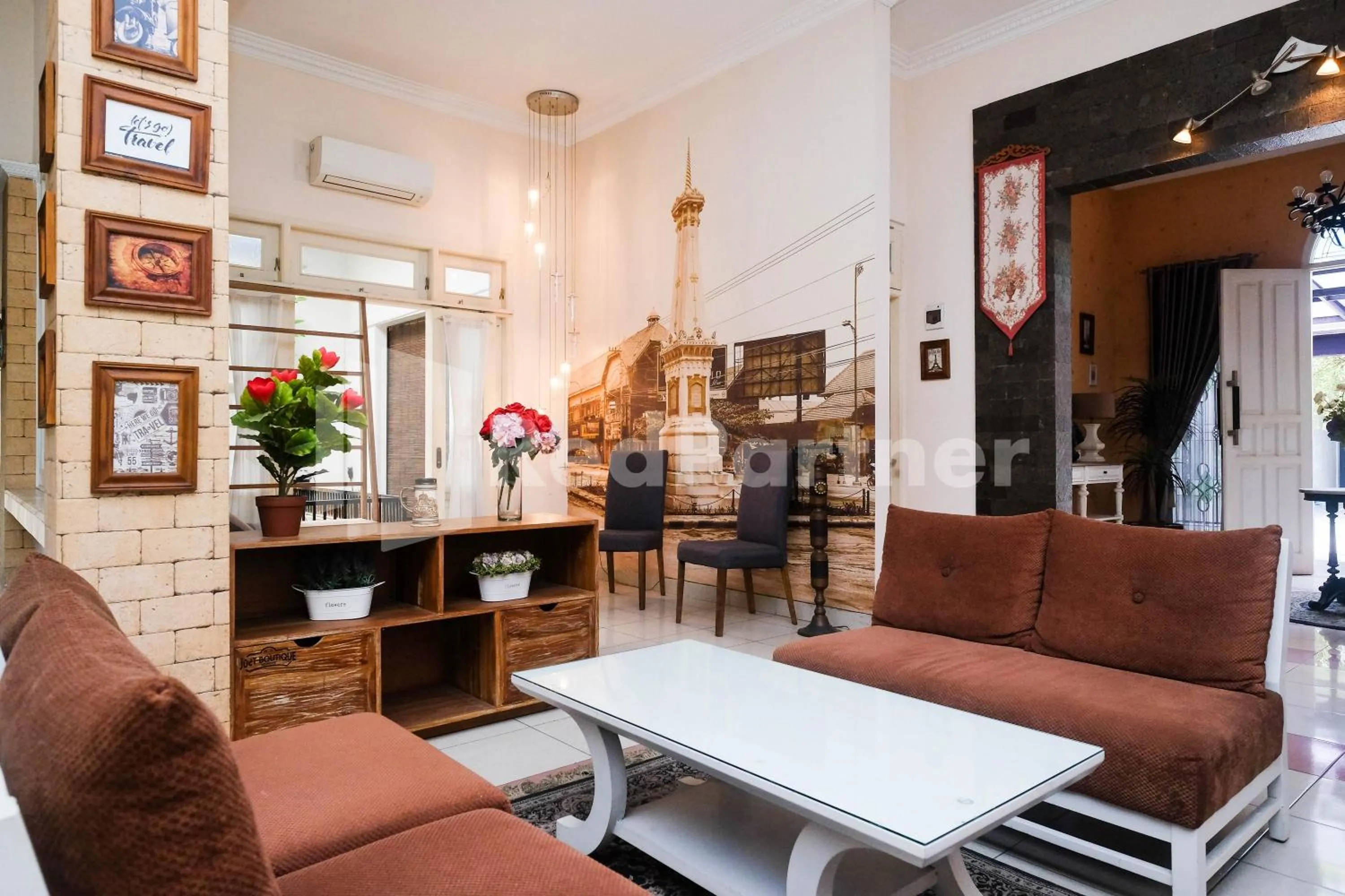 Seating area in Just 11 Boutique Syariah Mitra RedDoorz near UGM Yogyakarta