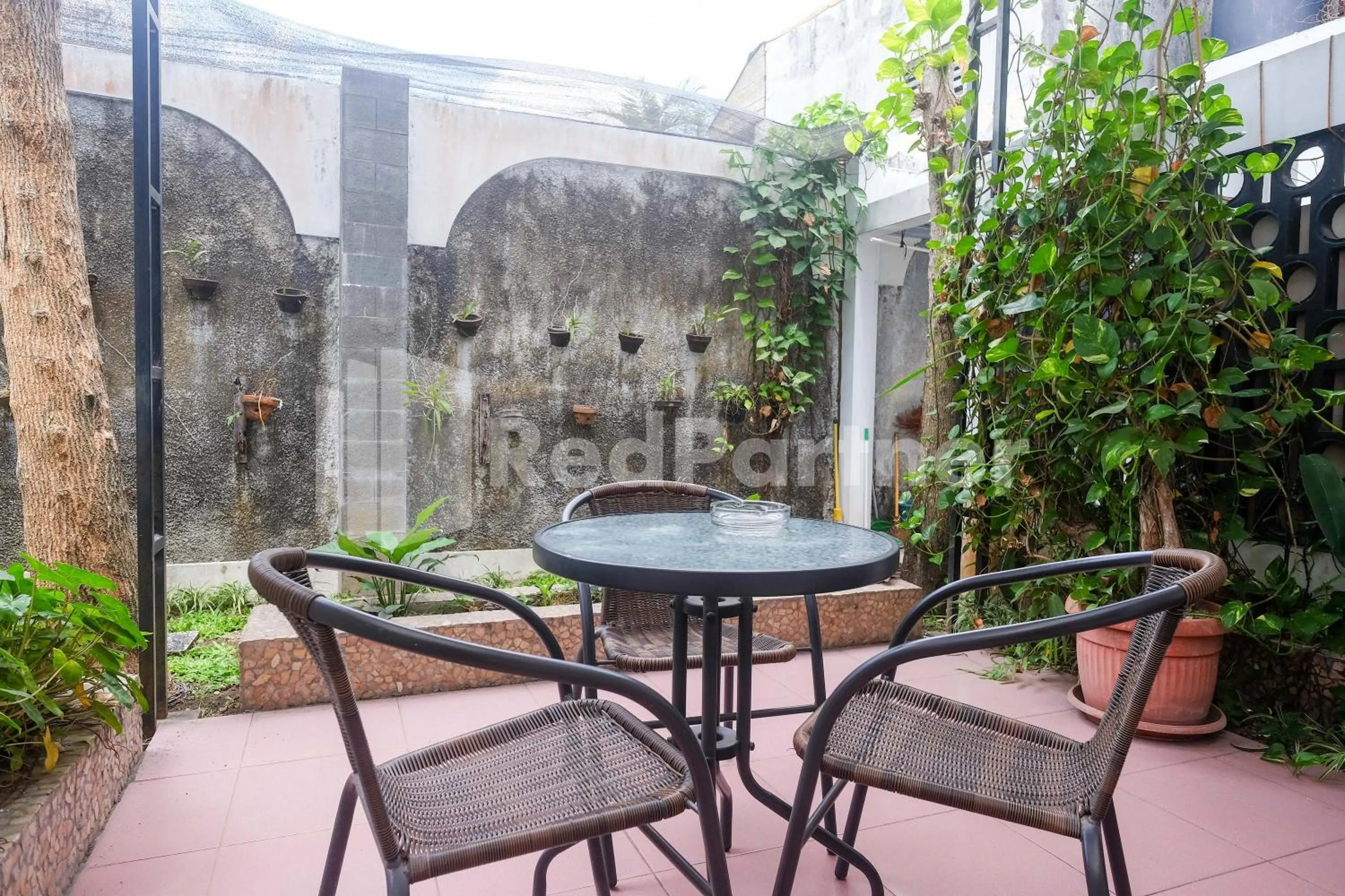 Dining area in Just 11 Boutique Syariah Mitra RedDoorz near UGM Yogyakarta