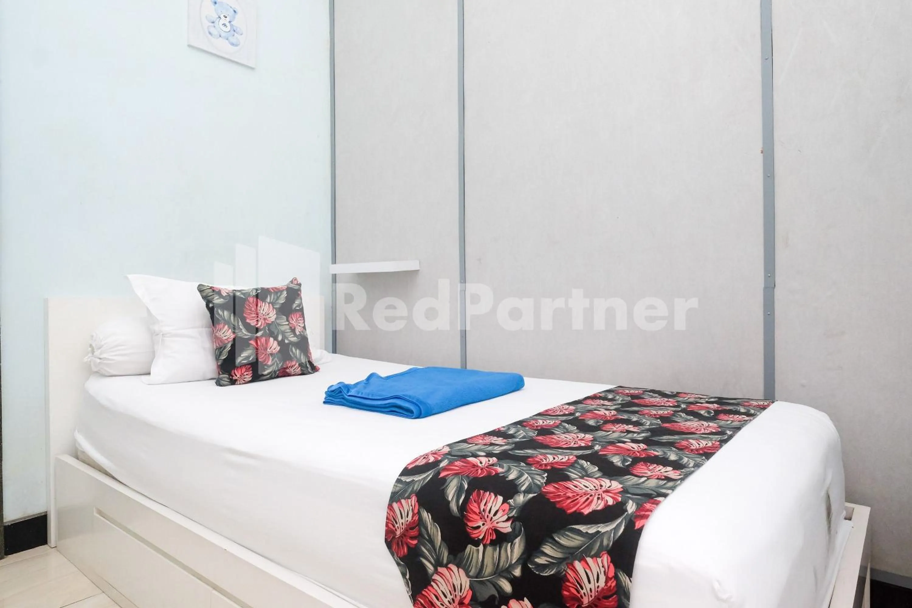 Bed in Just 11 Boutique Syariah Mitra RedDoorz near UGM Yogyakarta